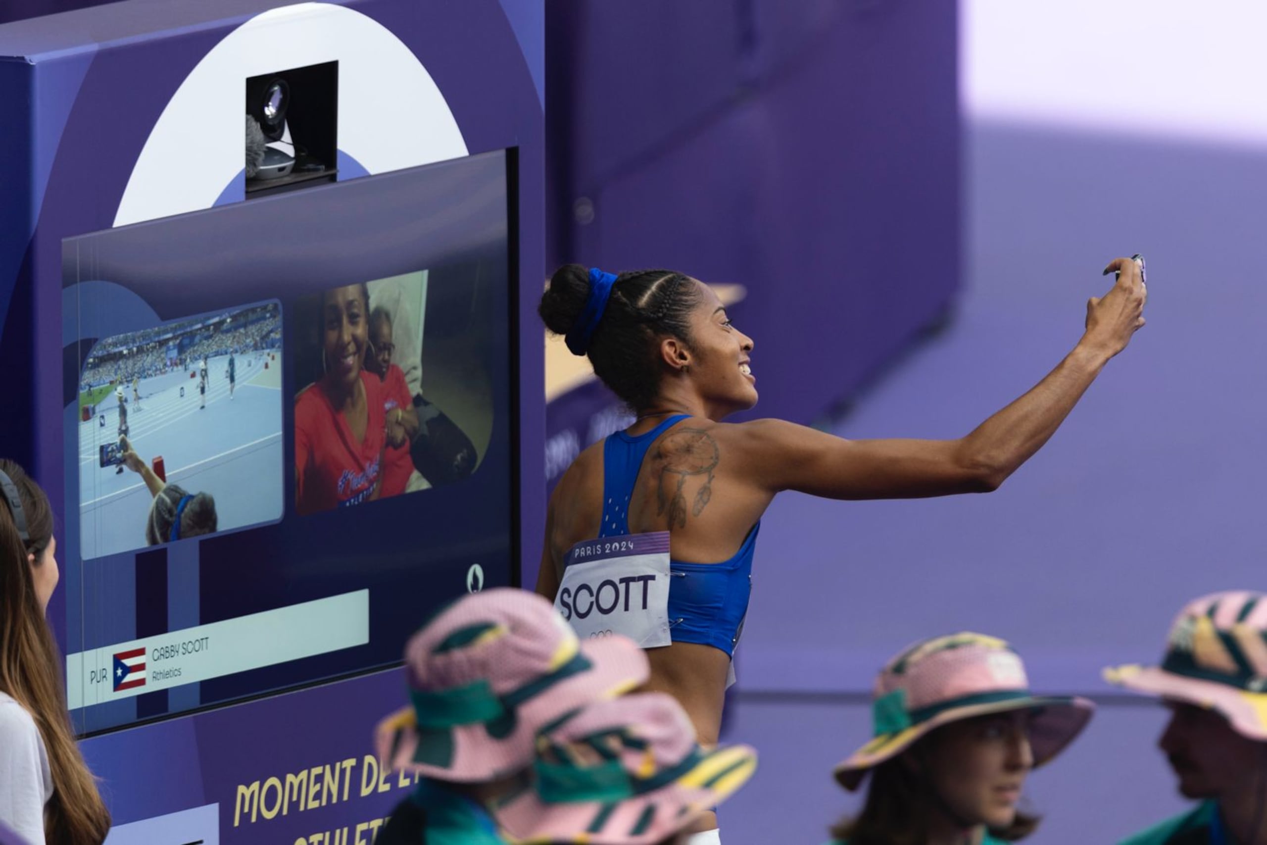 Gabby Scott celebra tras su clasificación a las semifinales de 400 metros.