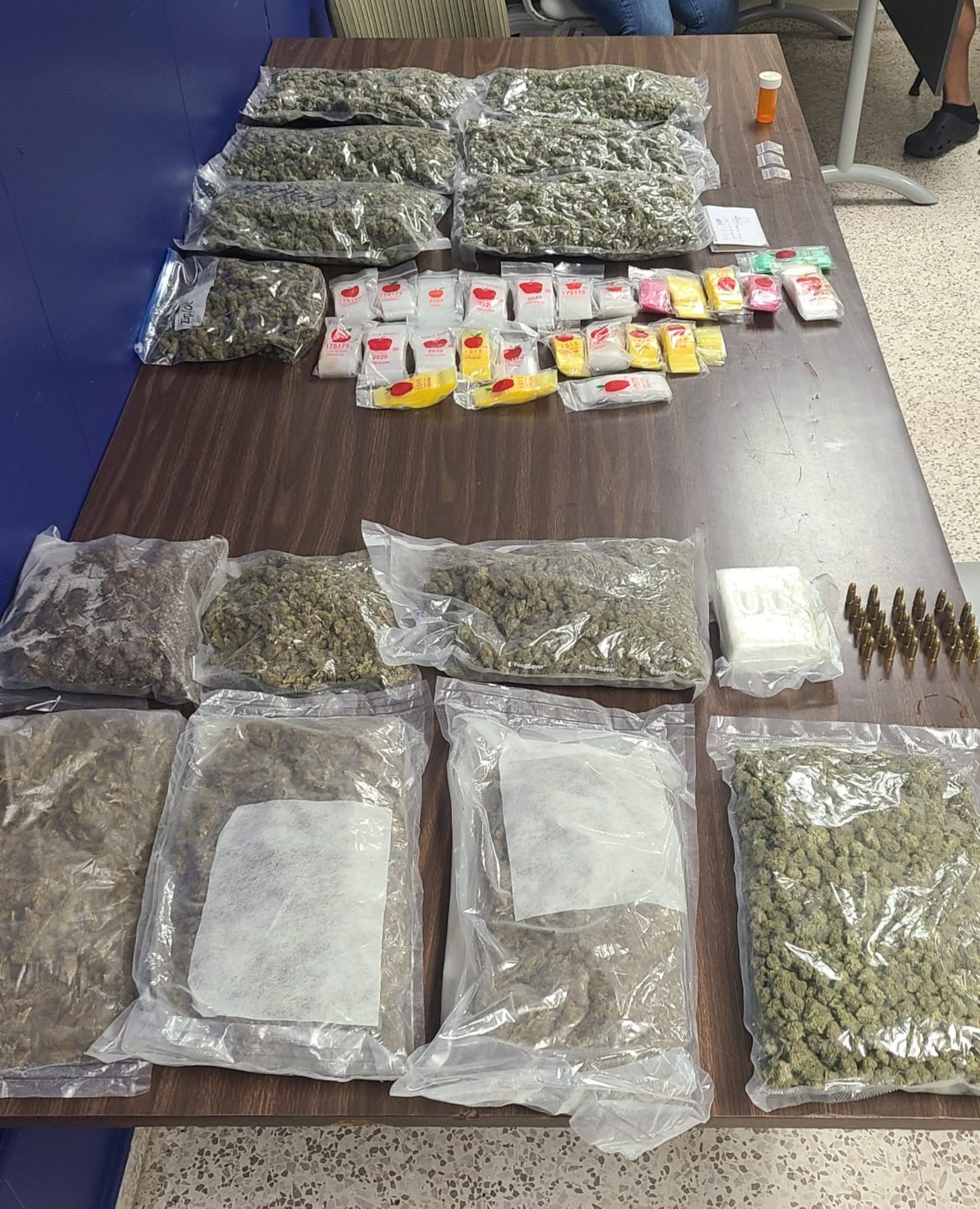 La División de Drogas Metropolitana ocupó medio kilo de cocaína y 14 libras de marihuana en un allanamiento en la calle Popular de la barriada Las Monjas, en Hato Rey.