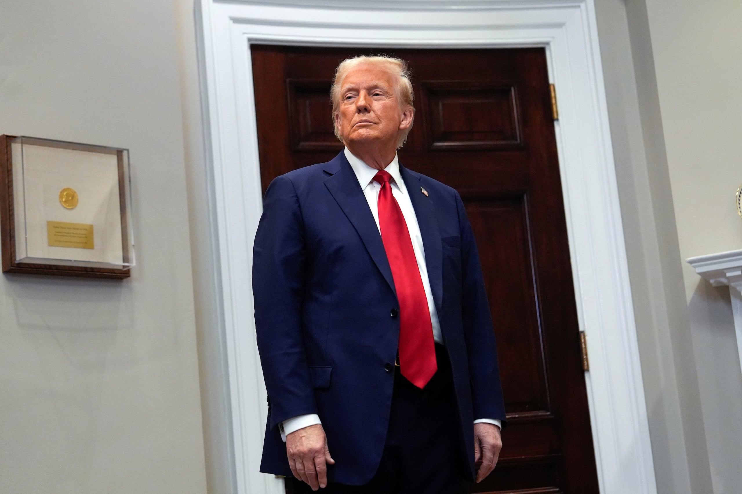 Durante un mitin el sábado en Las Vegas, Trump atacó a su predecesor demócrata por permitir que los precios subieran bajo su mandato, y prometió resolver el problema rápidamente. (AP Photo/Julia Demaree Nikhinson)