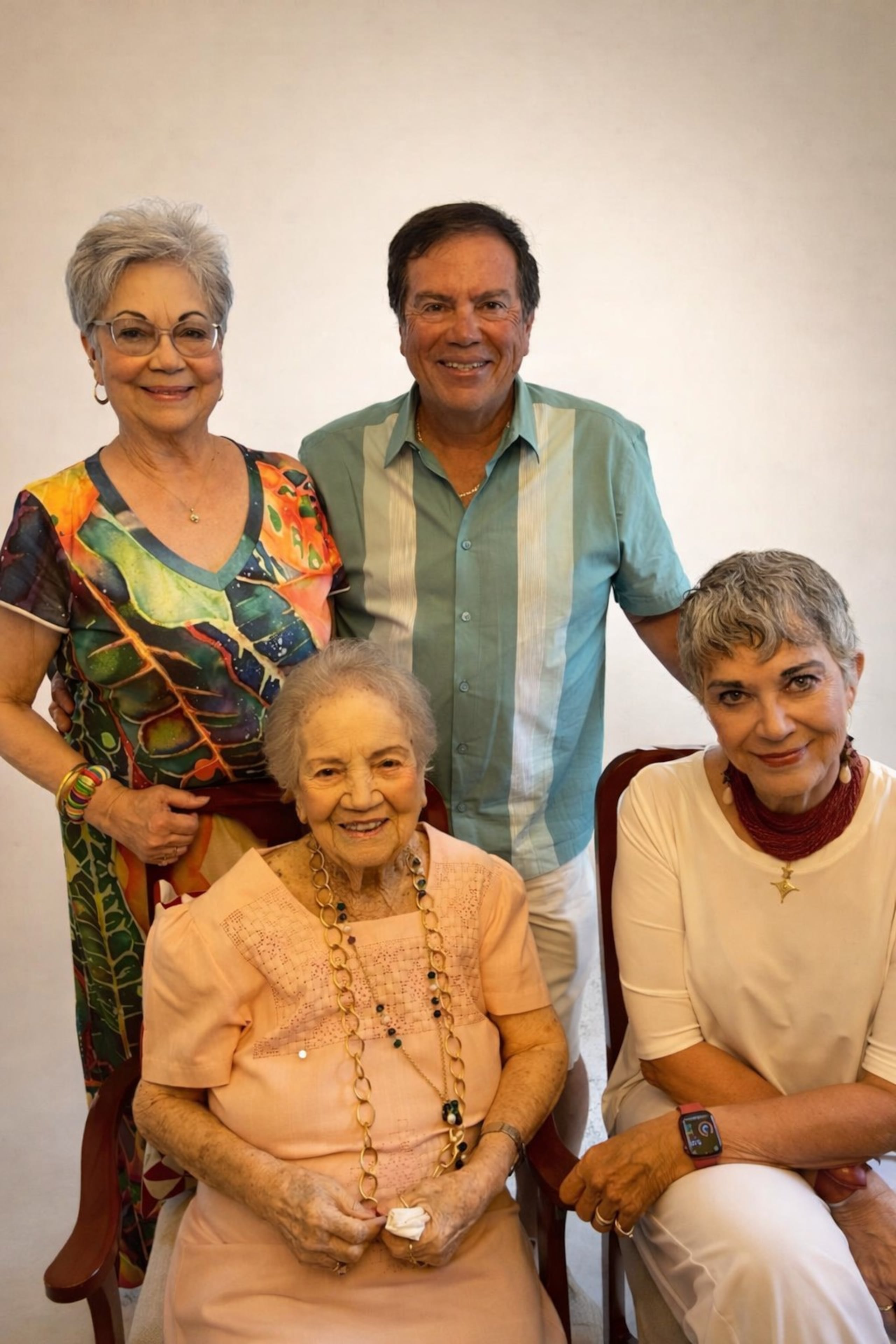 Antonia Bey Colón junto a sus hijos Carmen Mercedes, Jorge Armando y Margarita Ostolaza (sentada).