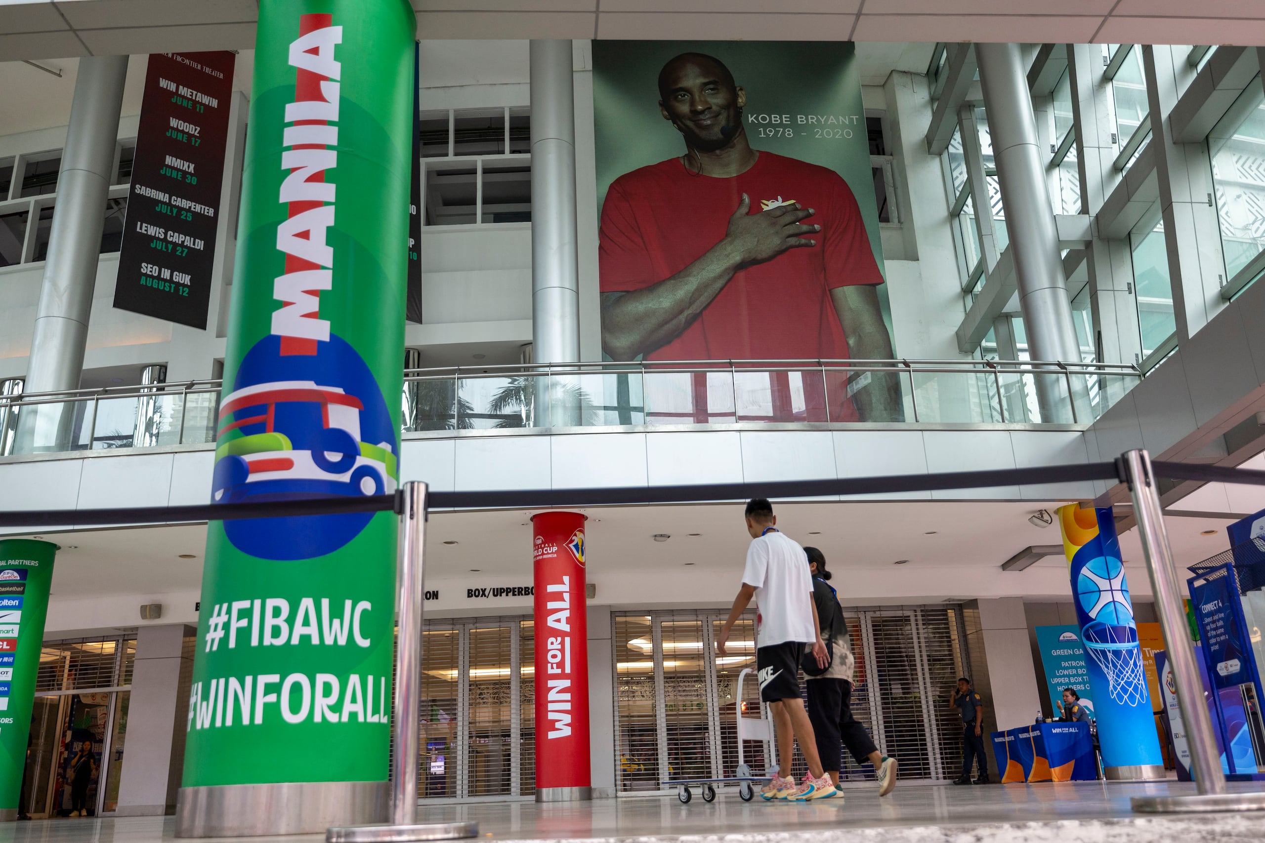 Así luce la entrada al Smart Araneta Coliseum en donde jugará el Equipo Nacional de Puerto Rico en la fase preliminar de la Copa del Mundo FIBA. Si observa bien, verá una foto arriba que rinde tributo memorial a Kobe Bryant.