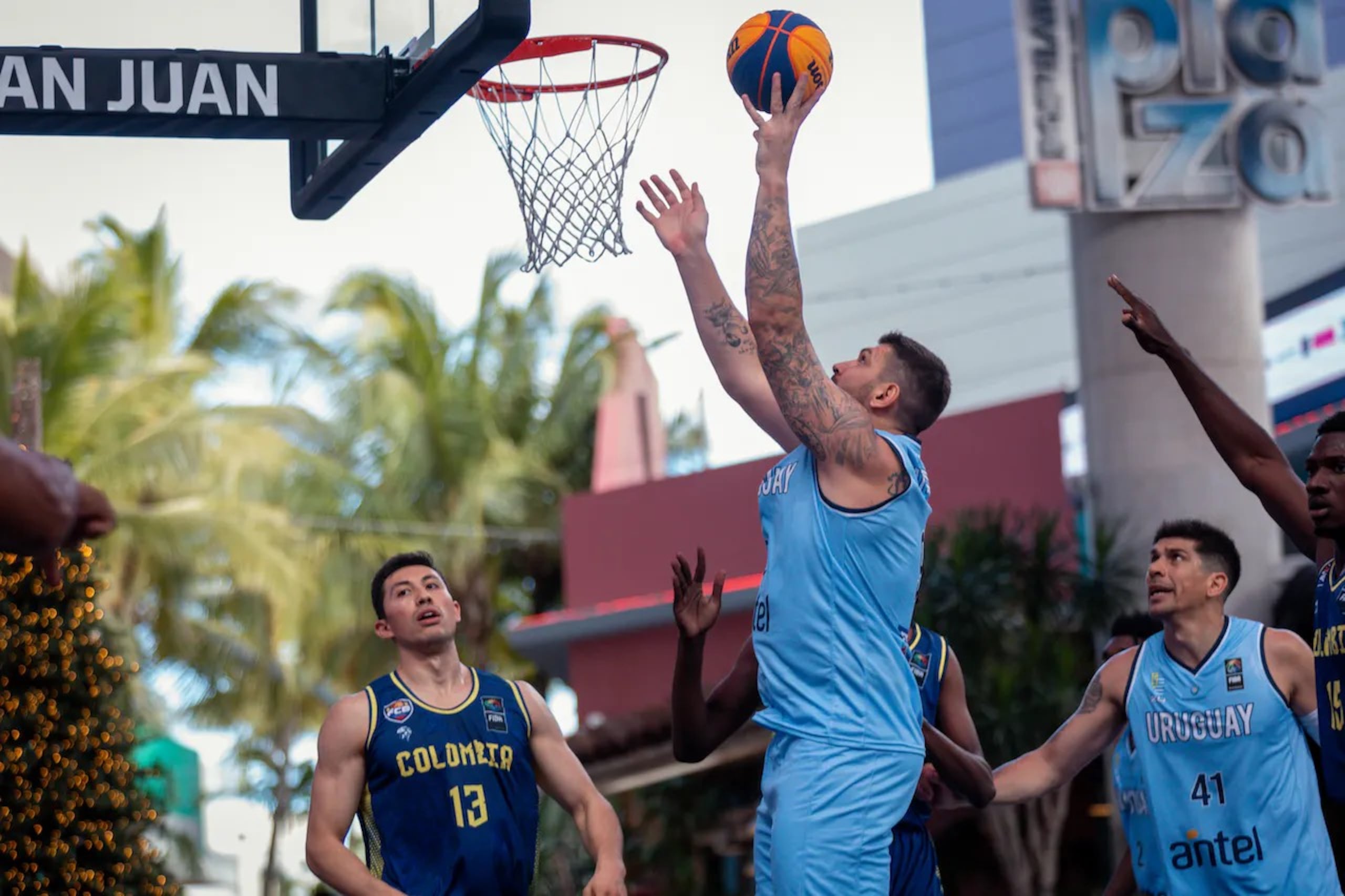 El urguayo Esteban Batista lanza un canasto ante Colombia durante la fase clasificatoria del AmeriCup 3x3, que se celebró el jueves.