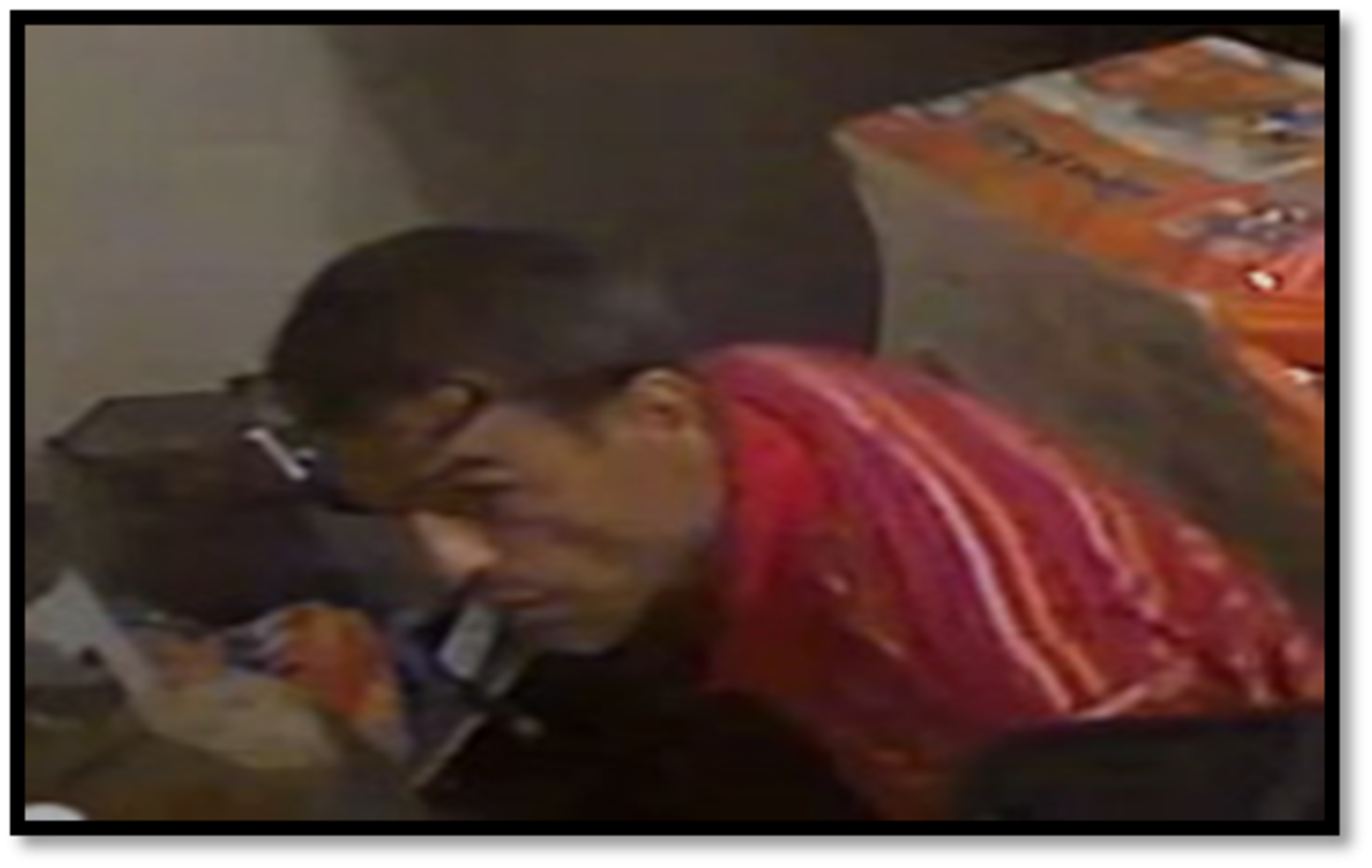 Las autoridades buscan a este hombre que es sospechoso de escalar una residencia ubicada en la calle María Balseiro, en Arecibo.