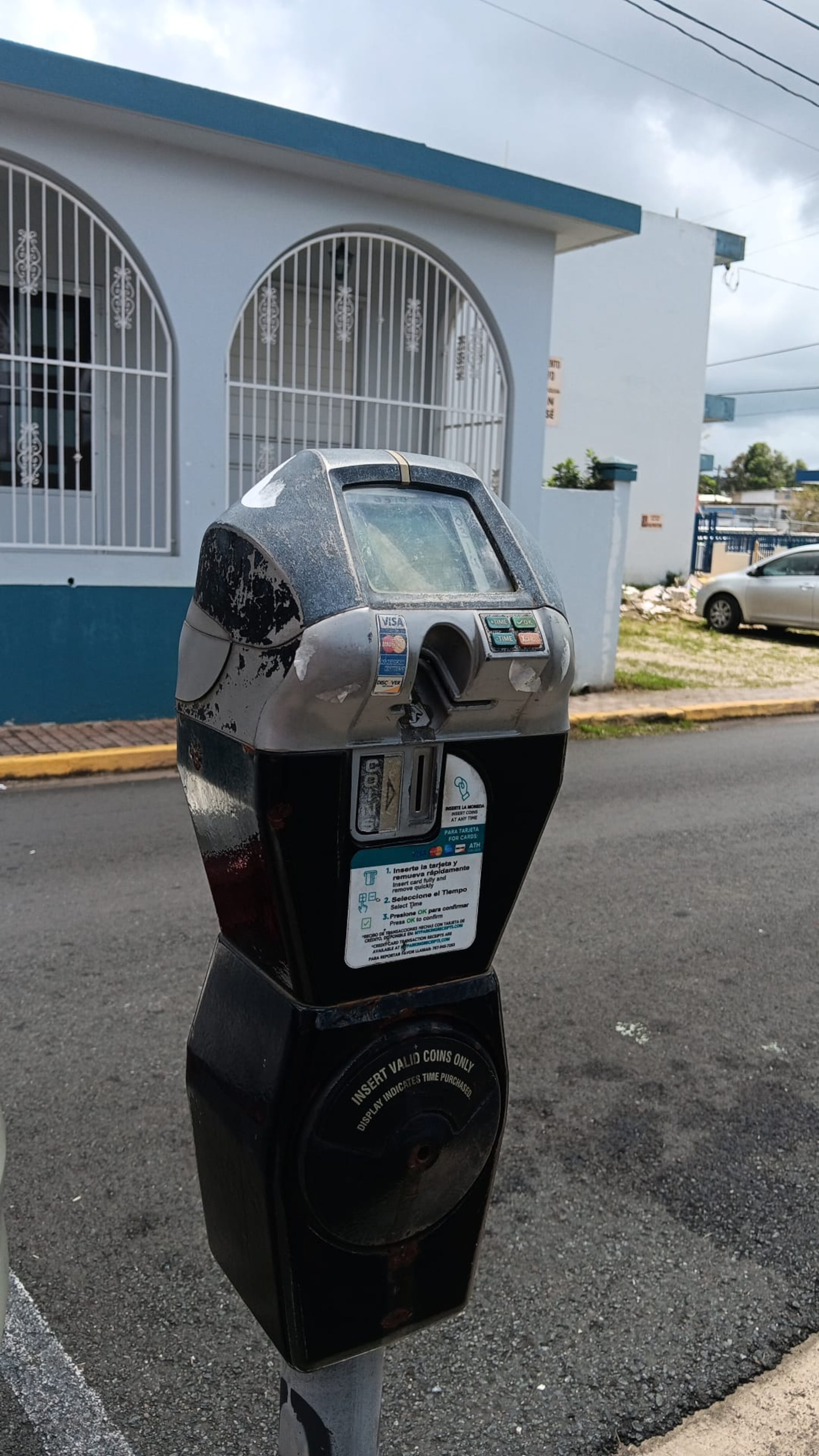 Uno de los parquímetros en Aibonito que no funciona.
