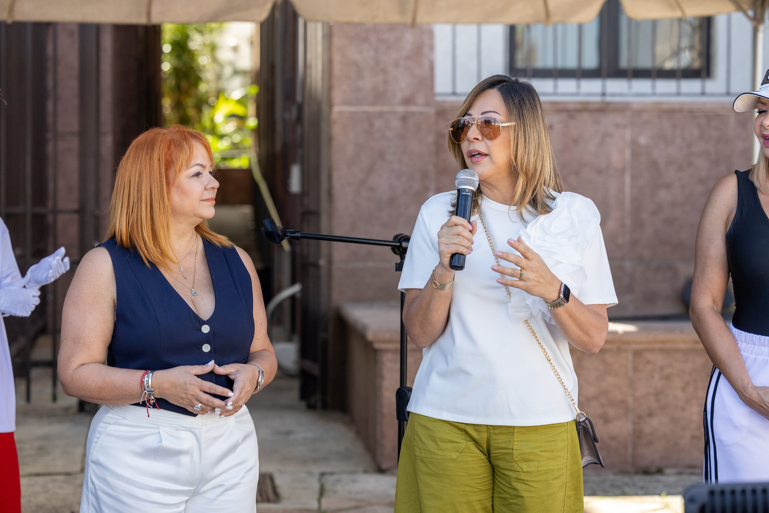 Sonia Valentín, a la derecha, fue la madrina de la Segunda Carrera de Trineos de Santa.