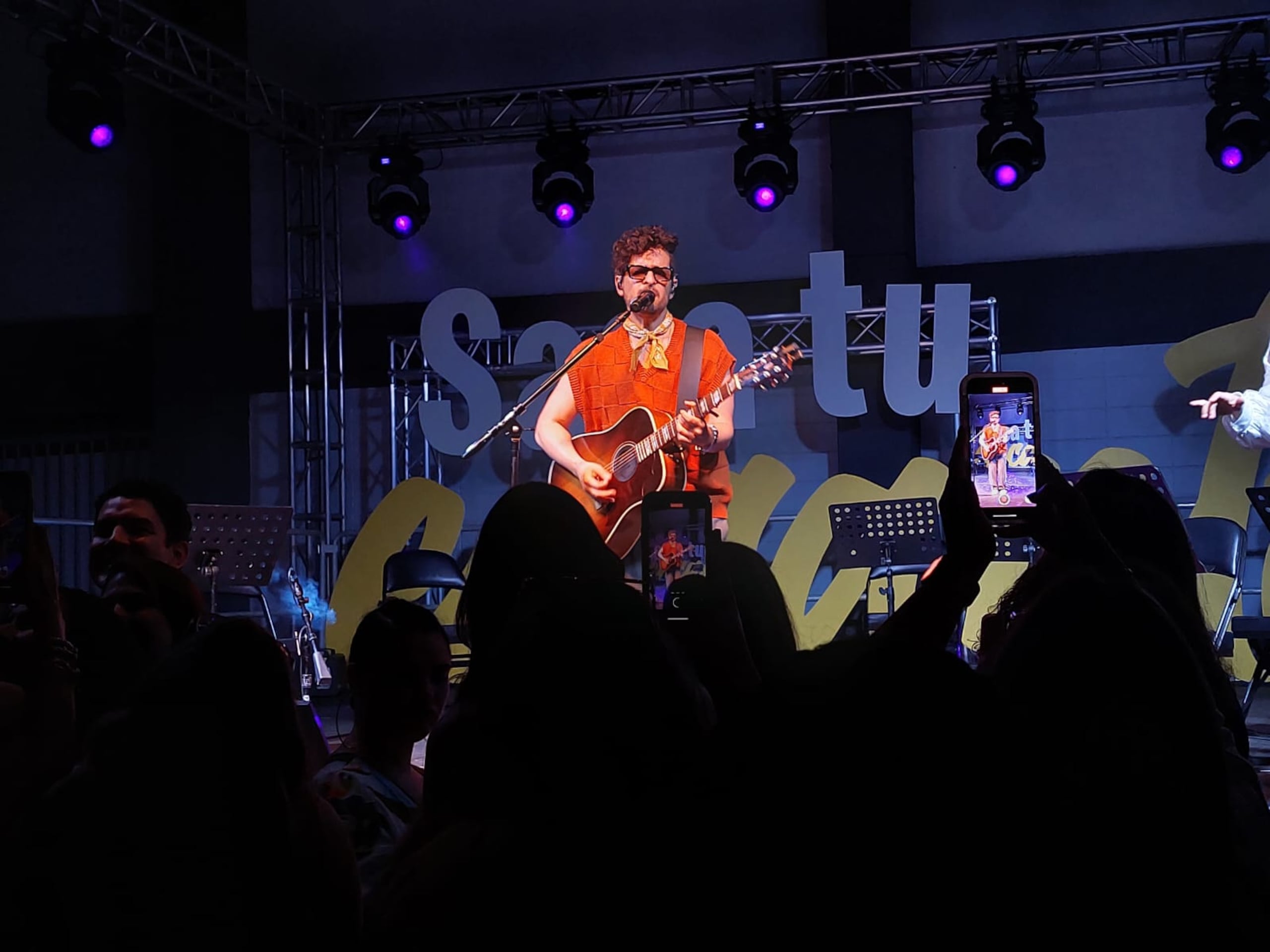 Tommy Torres en el Coliseíto Pedrín Zorrilla, en San Juan, como parte de la presentación de la campaña “Saca tu encanto” de de McDonald's.