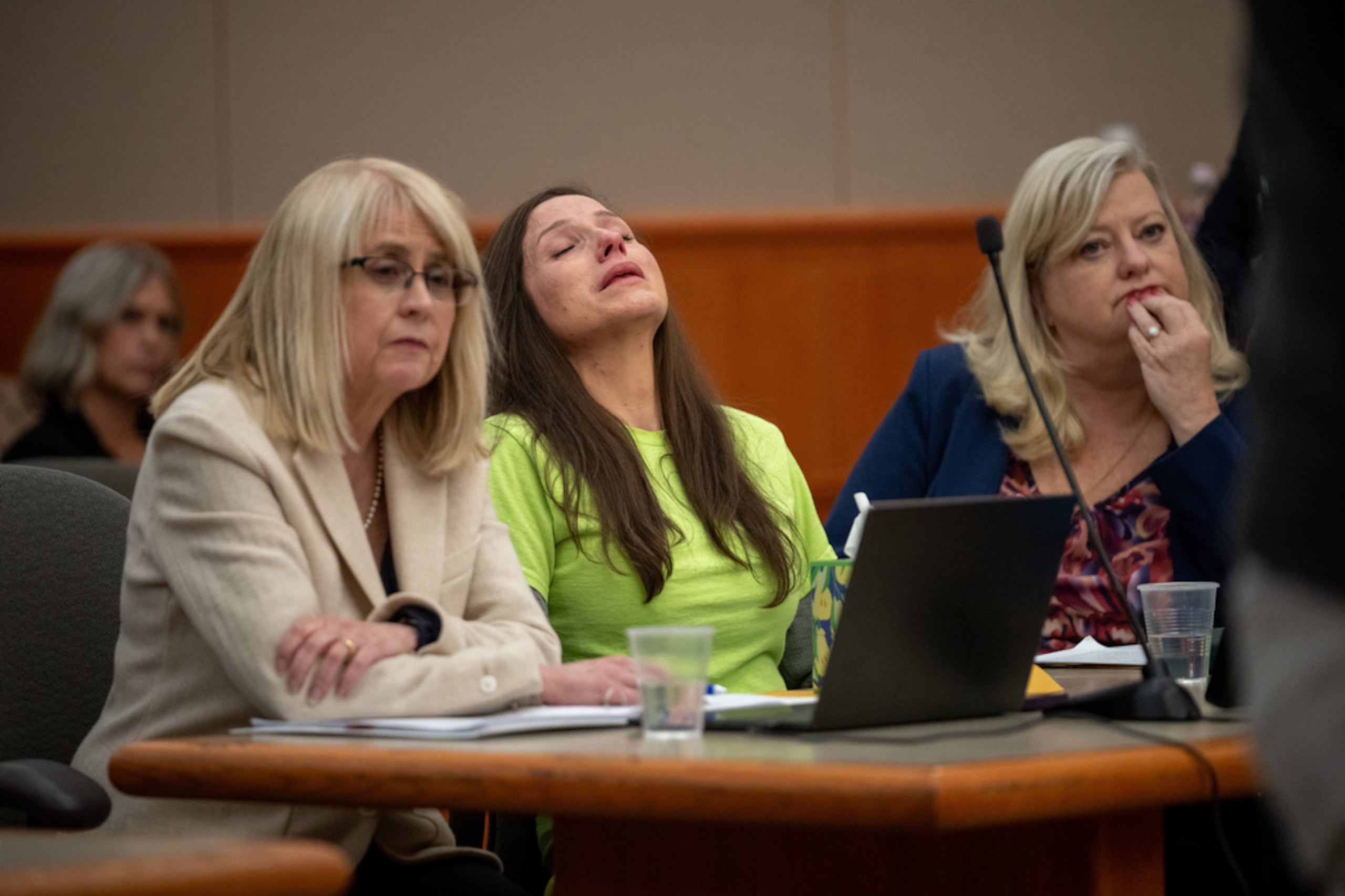 Kouri Richins, reacciona entre las abogadas defensoras Wendy Lewis y Kathy Nester, mientras su hermano, Ronney Darden, habla en su nombre durante su audiencia de sentencia en la Corte del Tercer Distrito en Park City, Utah, el 13 de mayo de 2026.