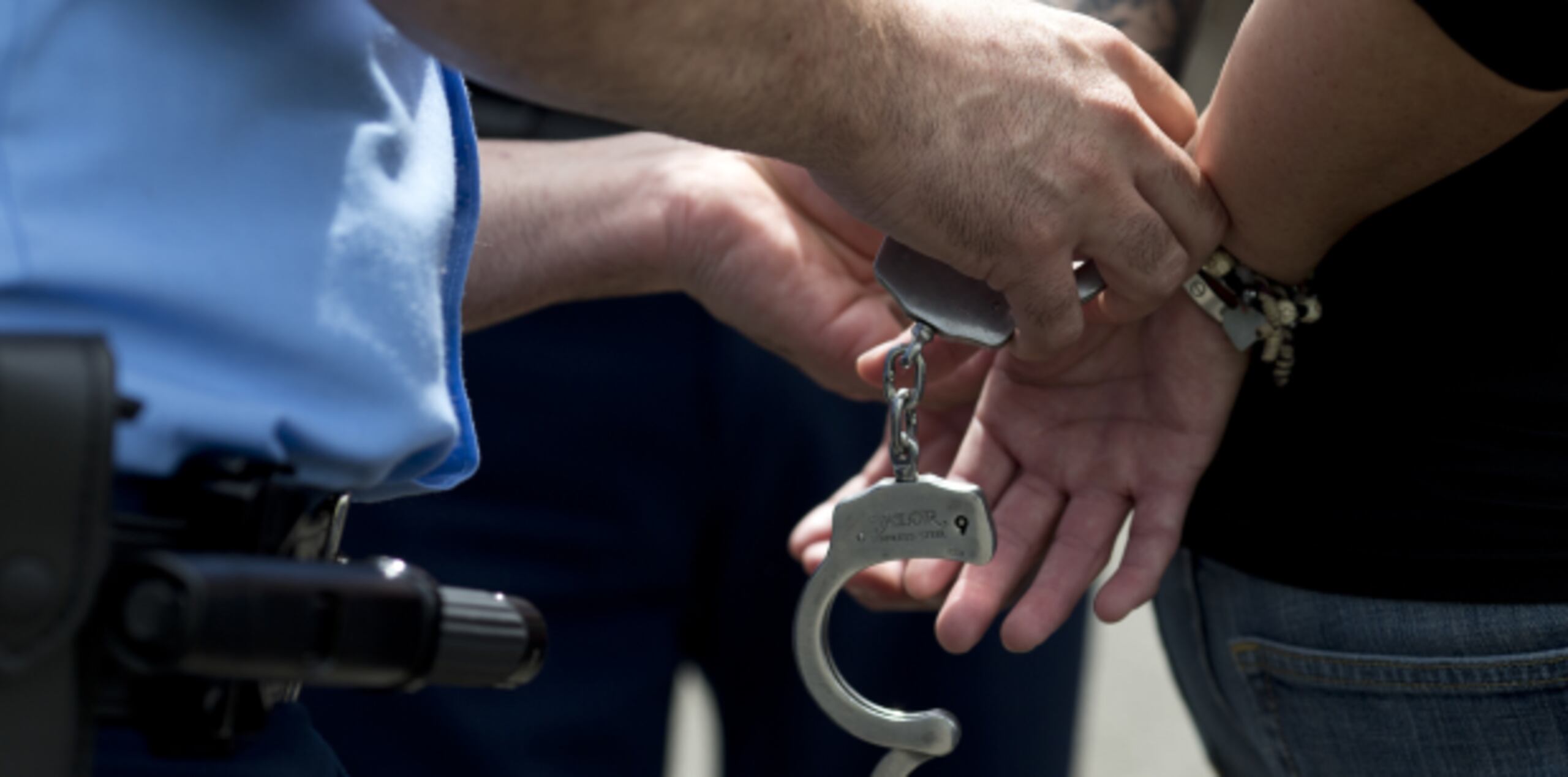 El hombre fue arrestado por alegado maltrato verbal a su esposa de 40 años. (Archivo)