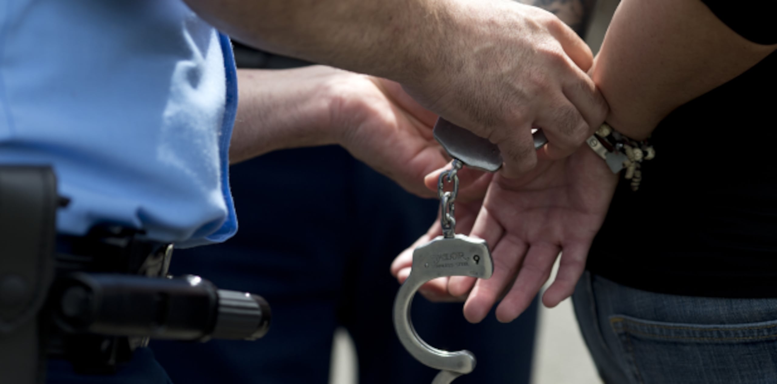 El hombre fue arrestado por alegado maltrato verbal a su esposa de 40 años. (Archivo)