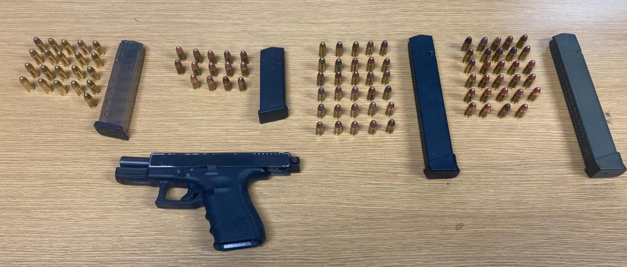 La Unidad Motorizada de Bayamón ocupó una pistola con un dispositivo de disparar automático, cuatro cargadores y 94 municiones.