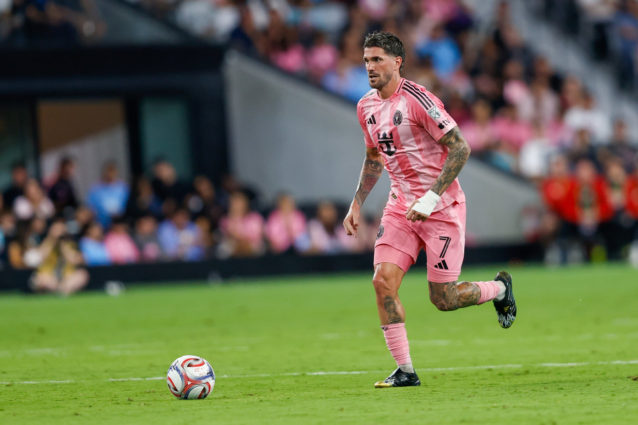 El mediocampista argentino del Inter Miami, Rodrigo De Paul, controla la pelota durante un partido de la MLS contra New England Revolution.