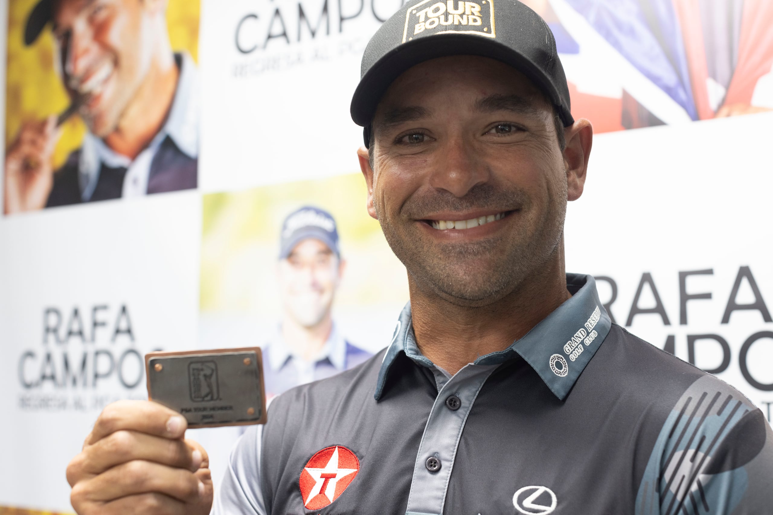 Rafa Campos muestra orgulloso, contento y aliviado la tarjeta PGA que le hace jugador nuevamente de esa prestigiosa liga.