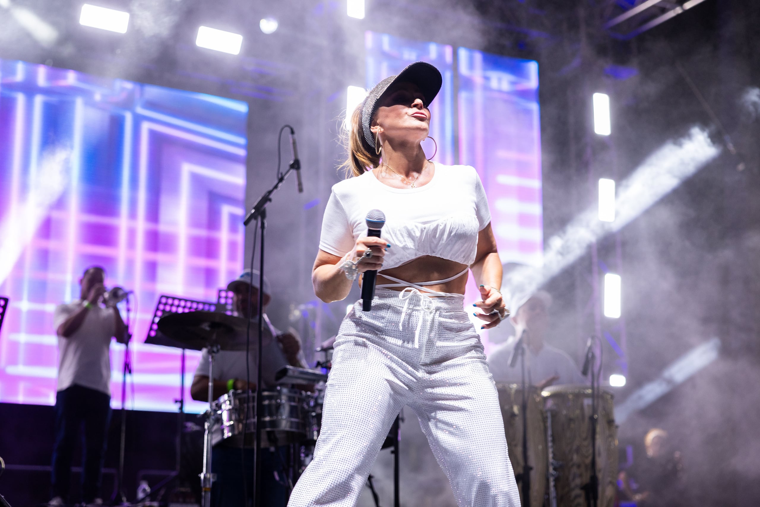 Con su peculiar interacción con el público, la merenguera Giselle puso a bailar al público que se di cita en la tarima de la Plaza del Quinto Centenario.