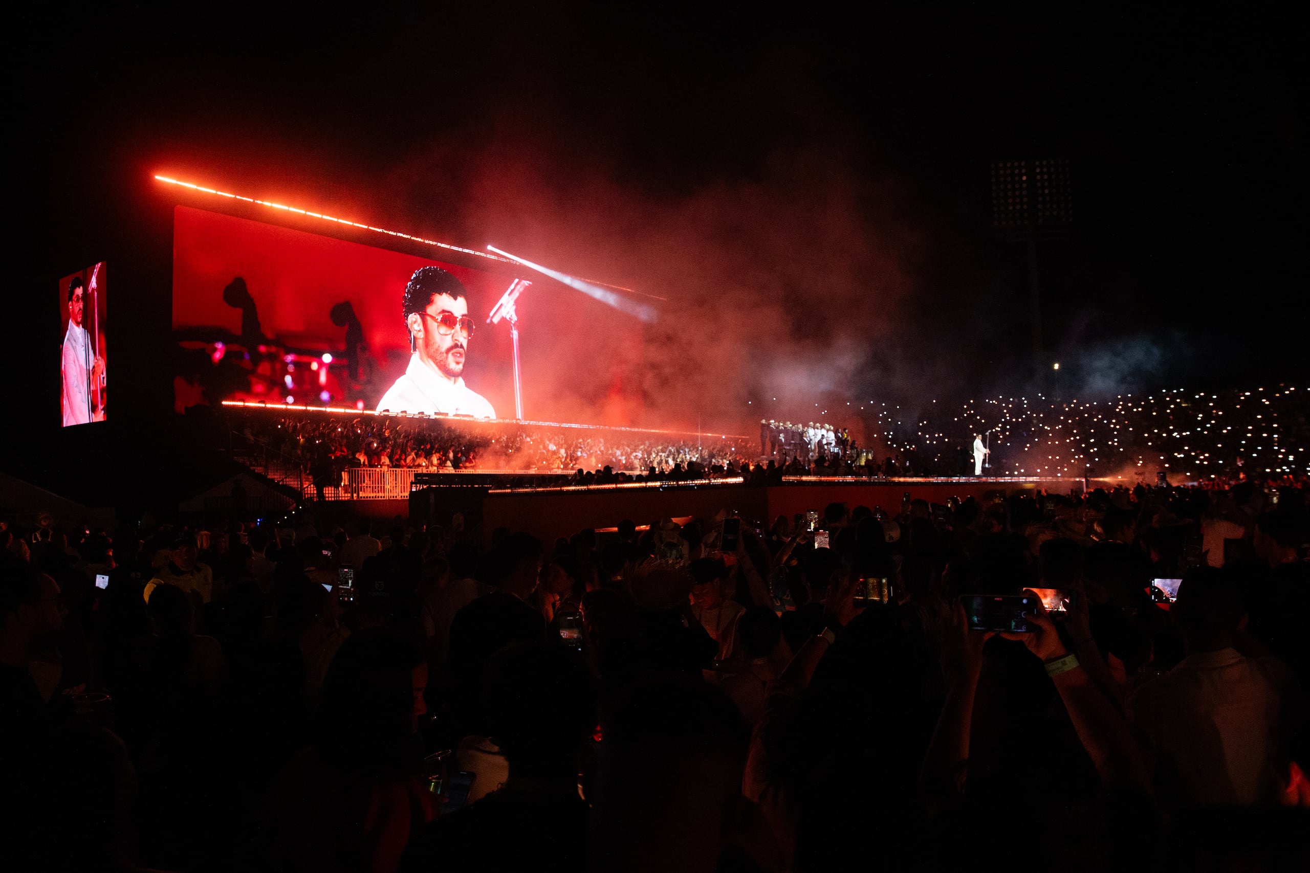 El cantante puertorriqueño Bad Bunny se presenta durante un concierto como parte de su gira mundial DeBÍ TiRAR MáS FOToS World Tour este viernes, en el estadio Olímpico Félix Sánchez, en Santo Domingo (República Dominicana). EFE/ Orlando Barría