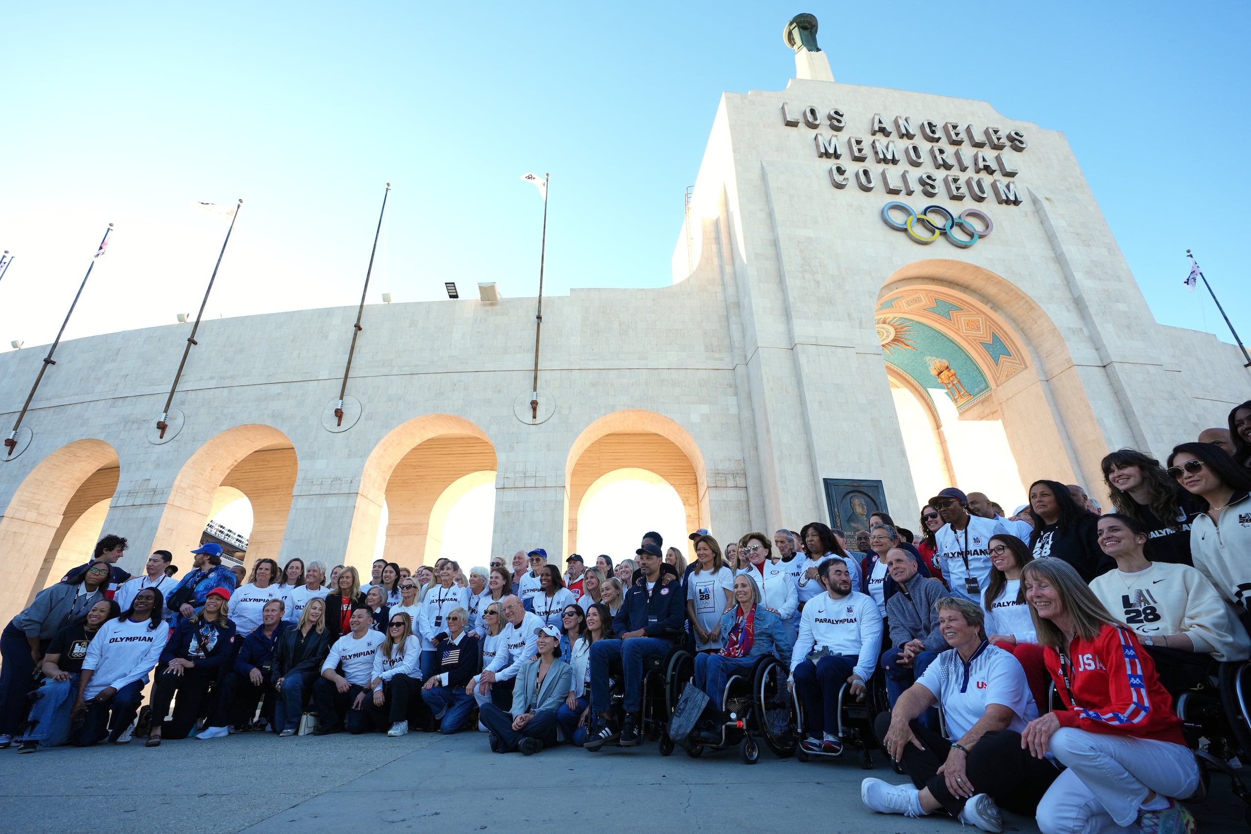 Un grupo de exdeportistas olimpicos posa para una foto en el Memorial Coliseum, para anunciar la apertura del registro a fin de obtener entradas para los Juegos Olímpicos de Los Ángeles, el martes 13 de enero de 2026 (AP Foto/Damian Dovarganes)