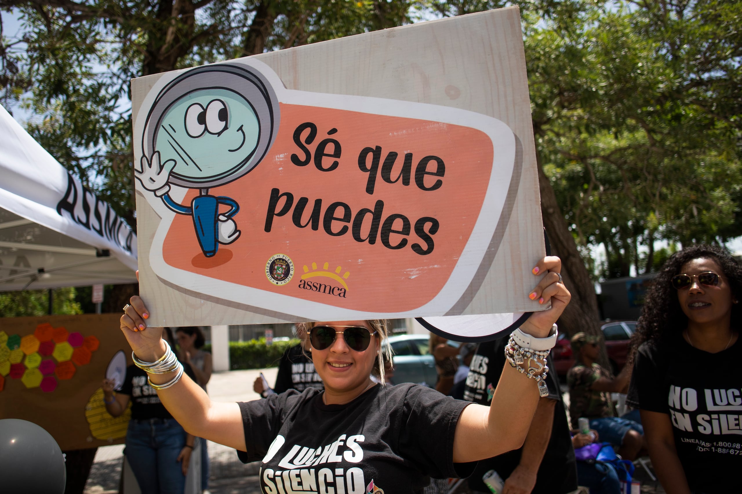 Si usted, algún familiar o amigo está experimentando ideas suicidas, tristeza o alguna emoción que afecte su diario vivir, puede llamar de manera gratuita y confidencial a la Línea PAS de ASSMCA, al 9-8-8, donde profesionales de salud le escucharan y ayudarán para que pueda salir adelante.