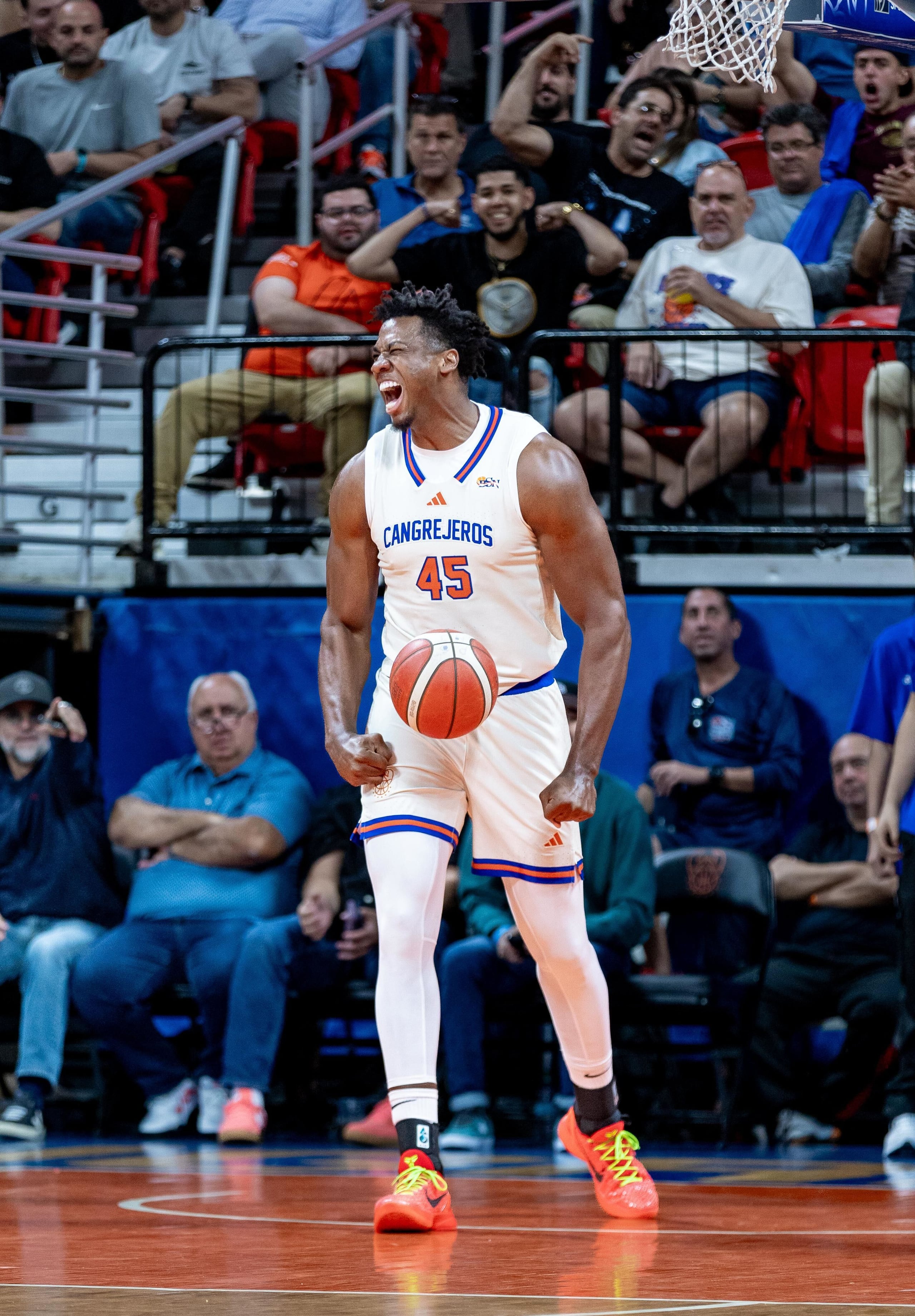 Hassan Whiteside, de los Cangrejeros de Santurce, celebra un canasto en su regreso al BSN.