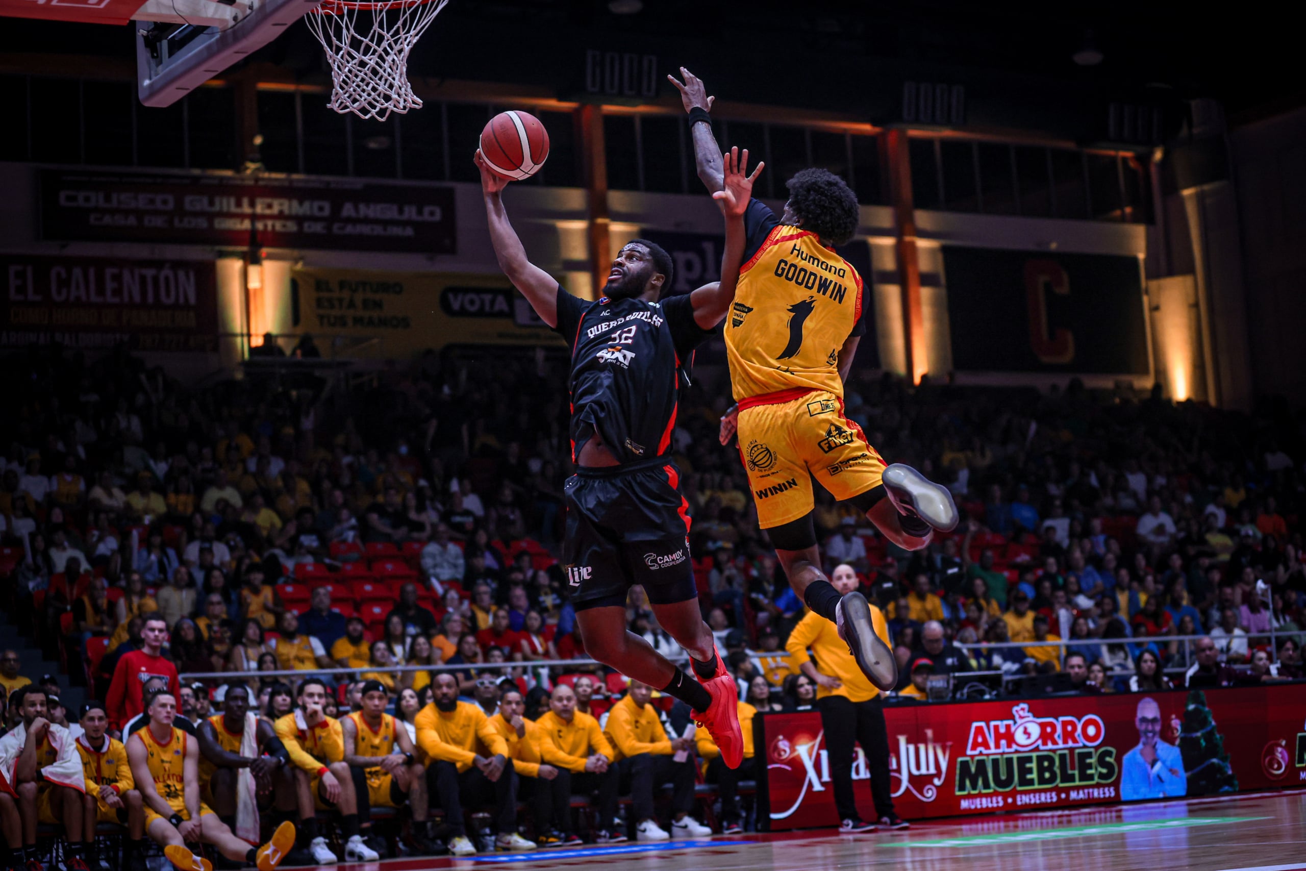 Emmanuel Mudiay ataca el canasto ante la defensa de Brandon Goodwin.