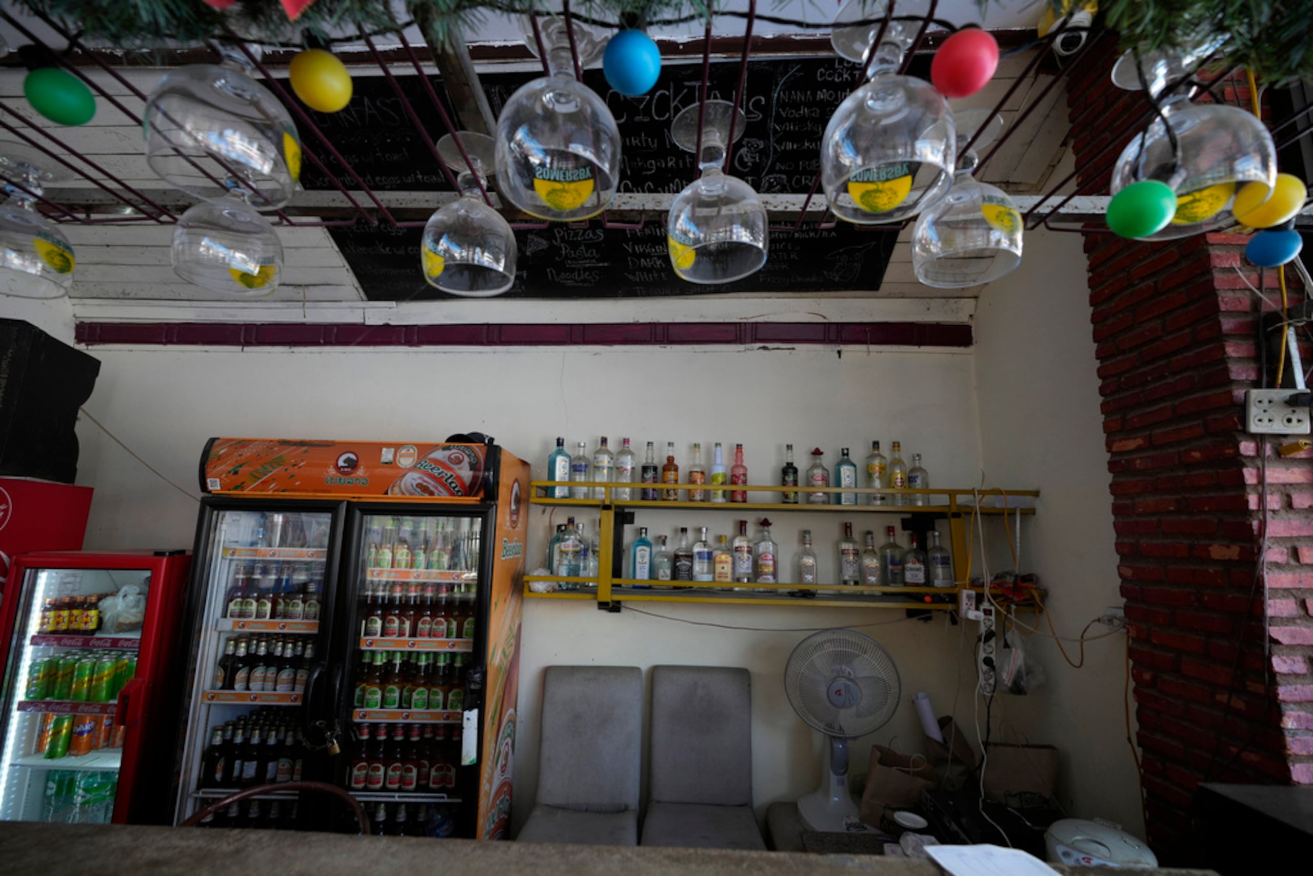 El bar vacío del hostal Nana Backpackers en Vang Vieng, Laos, el 22 de noviembre de 2024.