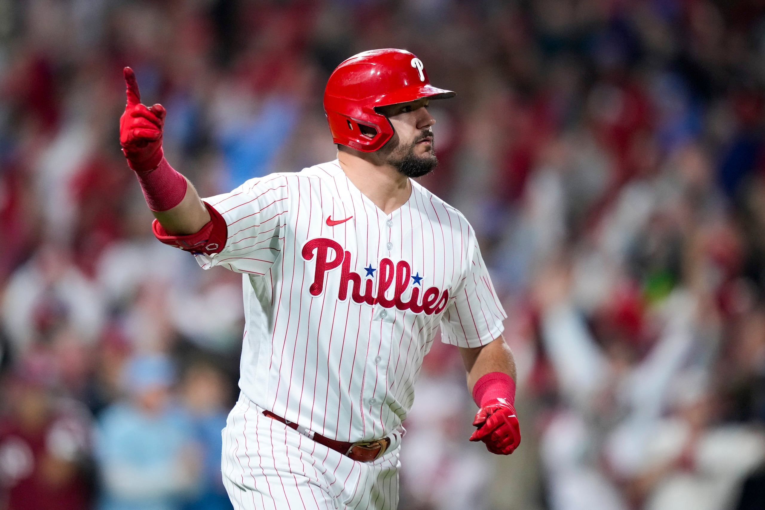 Kyle Schwarber, de los Phillies de Filadelfia celebra luego de conectar un cuadrangular frente a los Diamondbacks de Arizona.
