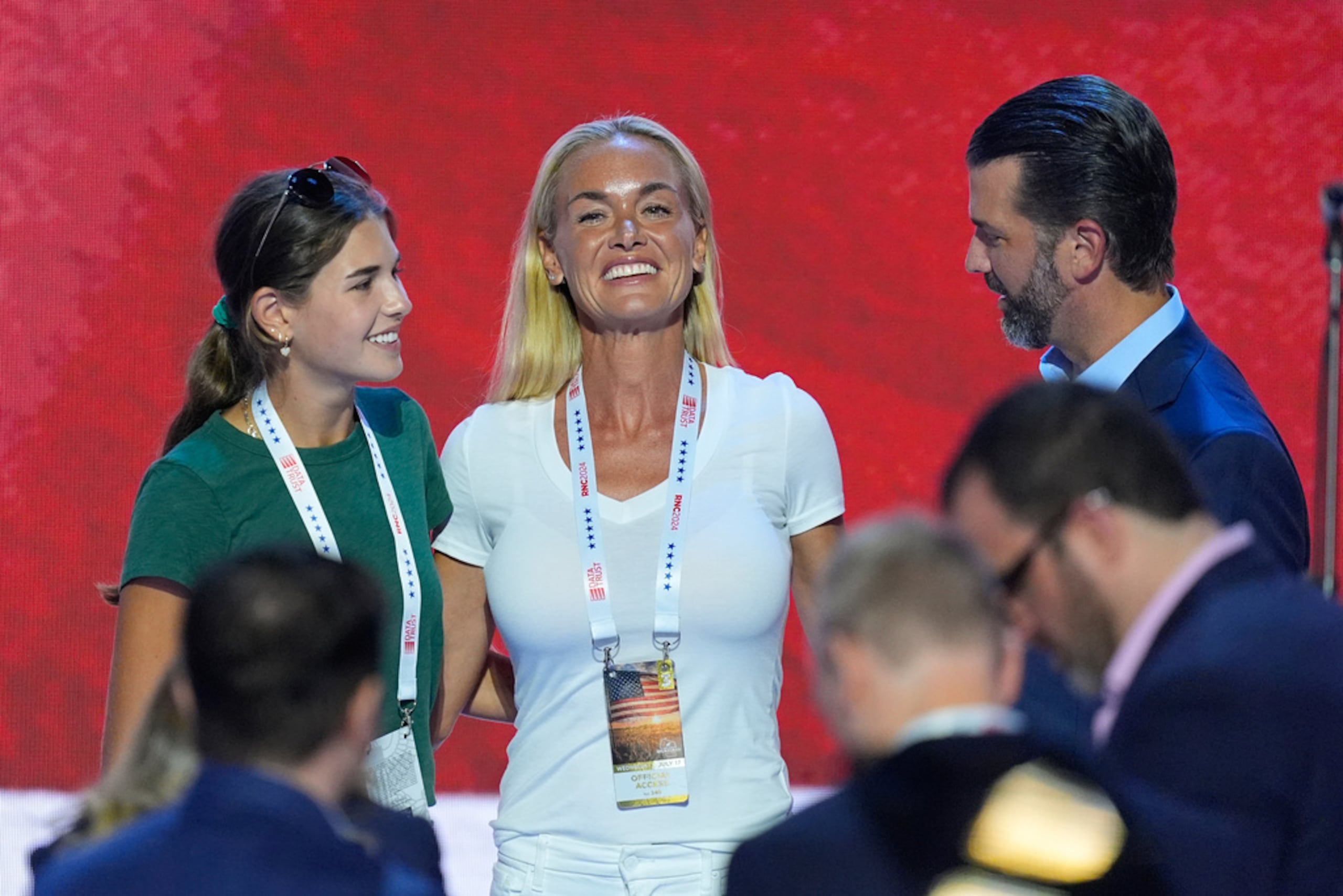 Vanessa Trump, exesposa de Donald Trump Jr., y su hija Kai Madison, en el escenario durante el tercer día de la Convención Nacional Republicana, el 17 de julio de 2024, en Milwaukee.