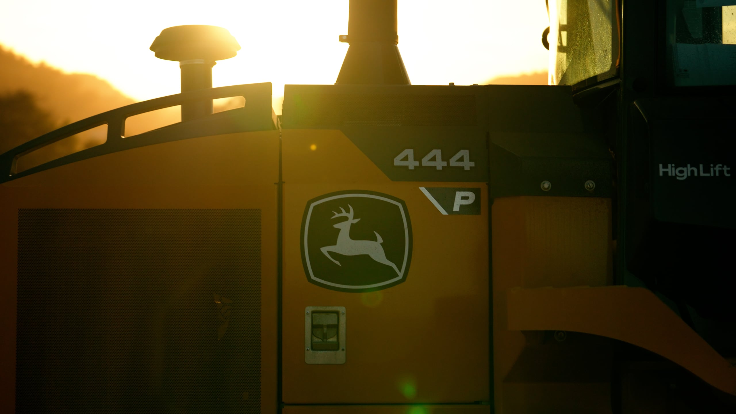 El portafolio de John Deere va desde excavadoras de rueda como de cadenas, cargadores de tierra y tractores tipo dozer, hasta miniexcavadoras y equipos compactos para proyectos comerciales o residenciales.