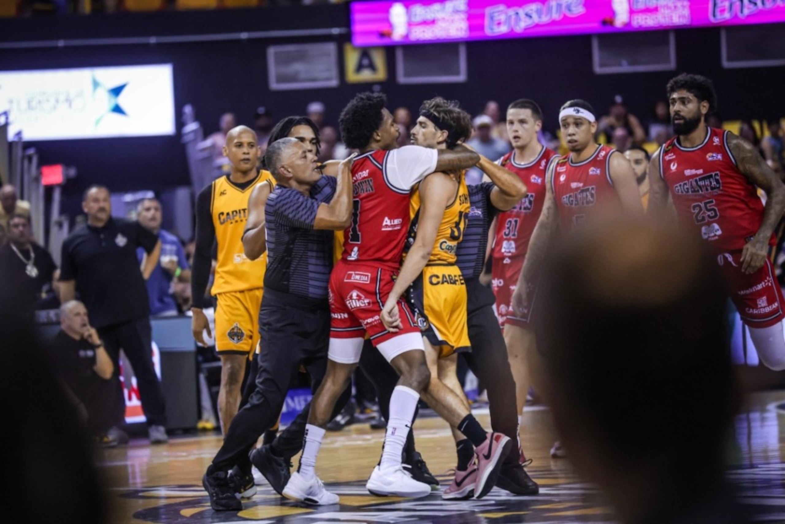 Brandon Goodwin y David Stockton protagonizaron un altercado en Arecibo.