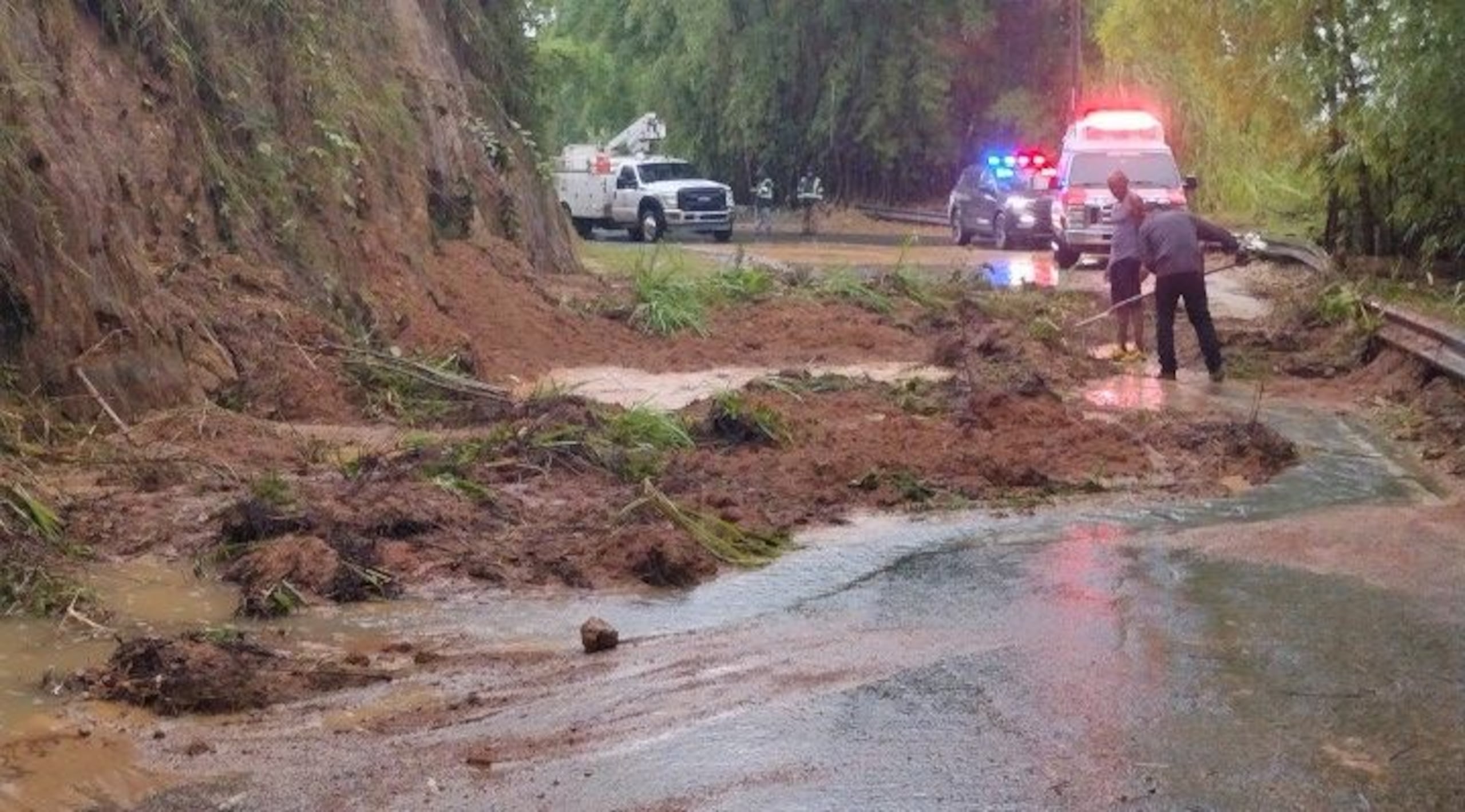 La carretera PR-111 la altura del kilómetro 51 en el barrio Caguana, en Utuado, fue cerrada al tránsito debido a un deslizamiento de terreno.