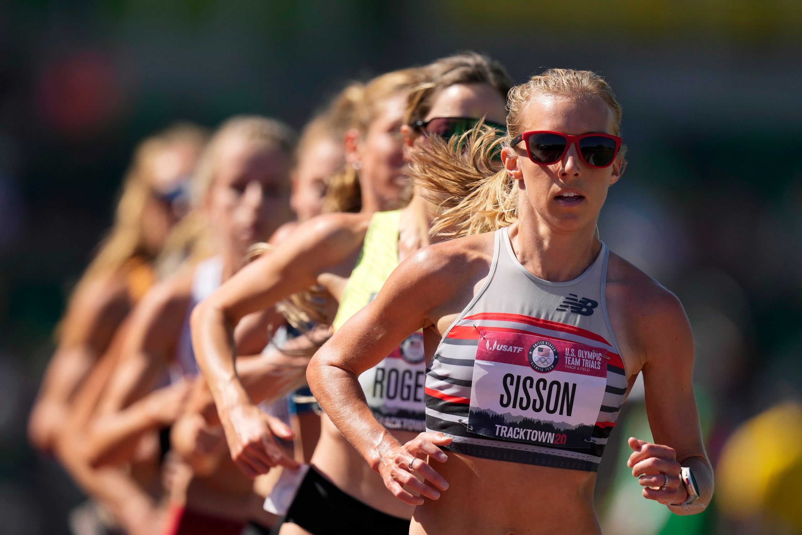 ARCHIVO - Emily Sisson compite en los 10.000 metros durante el preolímpico de Estados Unidos, el 26 de junio de 2021, en Eugene, Oregon (AP Foto/Charlie Riedel, archivo)