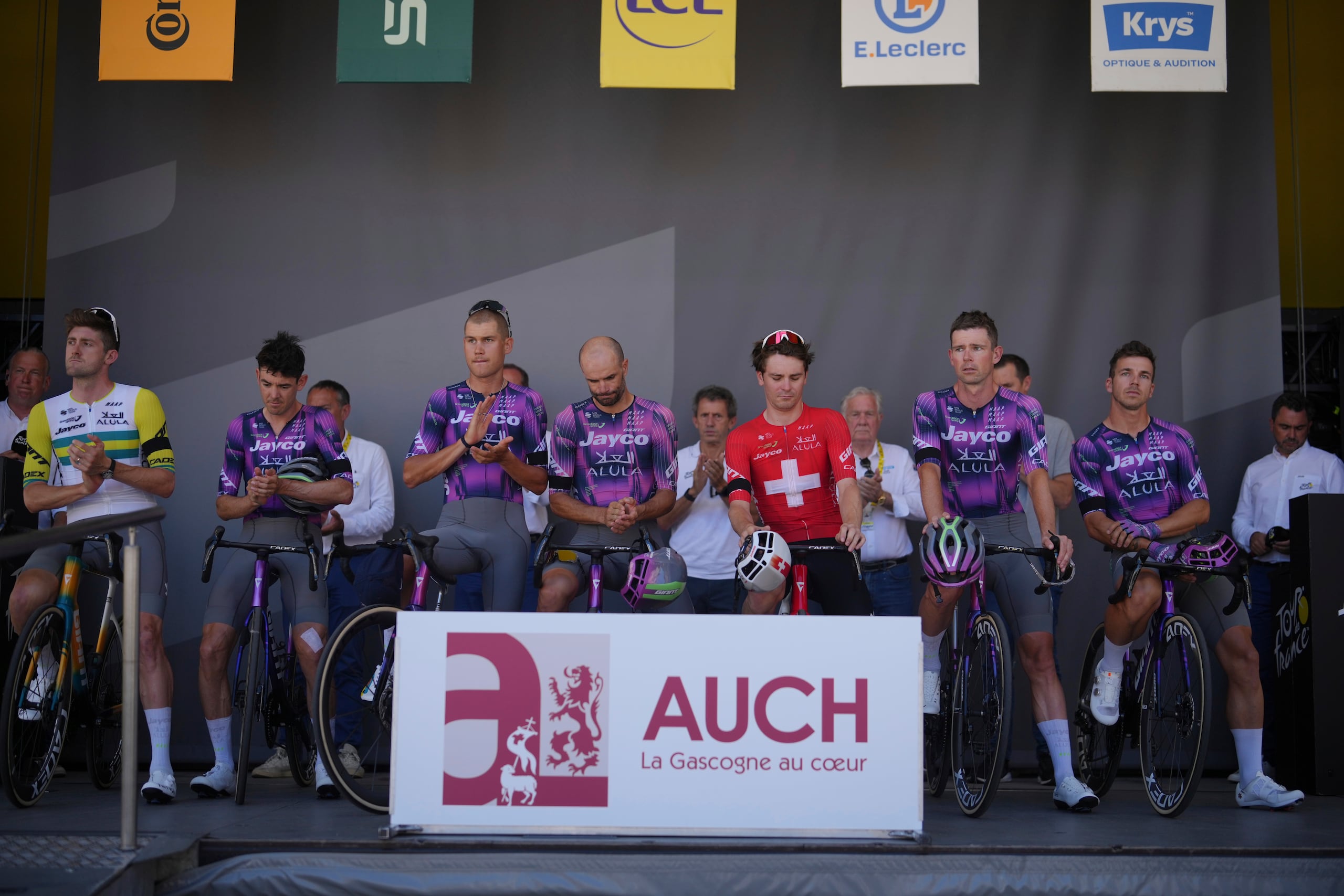 El equipo Jayco AlUla lamenta la muerte del ciclista italiano Samuele Privitera antes del inicio de la duodécima etapa del Tour de Francia, una carrera de 180.6 kilómetros (112.2 millas) con salida en Auch y llegada en Hautacam, Francia, el 17 de julio de 2025.