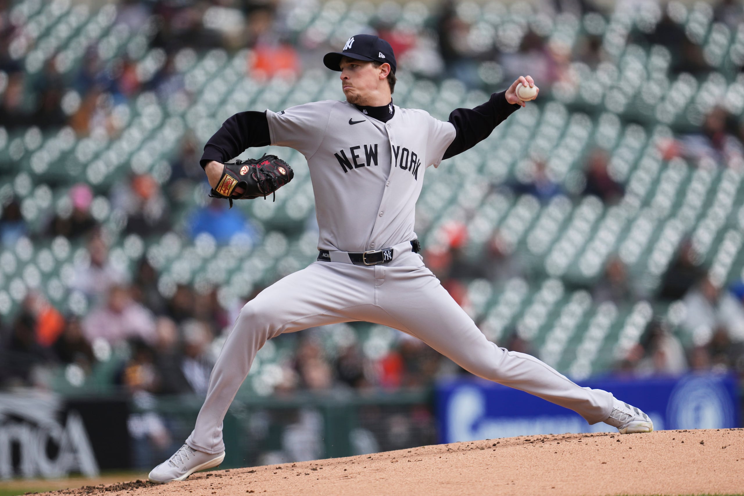 El pitcher de los Yankees de Nueva York Max Fried lanza en la primera entrada ante los Tigers de Detroit.