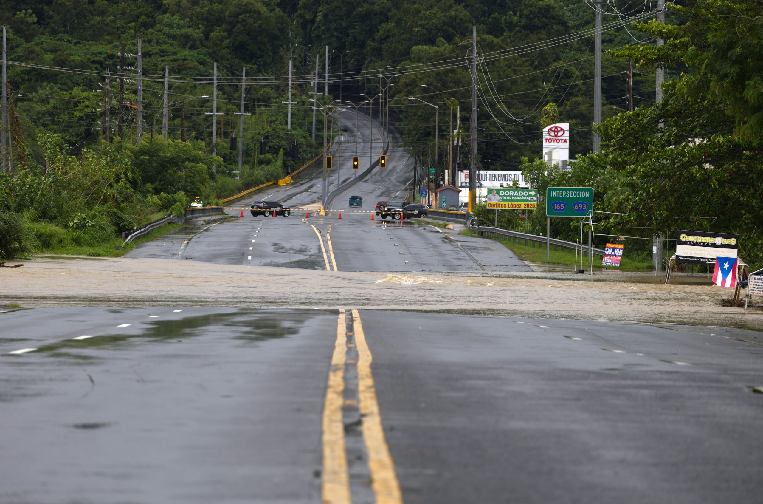 El Servicio Nacional de Meteorología solicitó a los conductores a no transitar por carreteras inundadas o puente sobre ríos crecidos.
