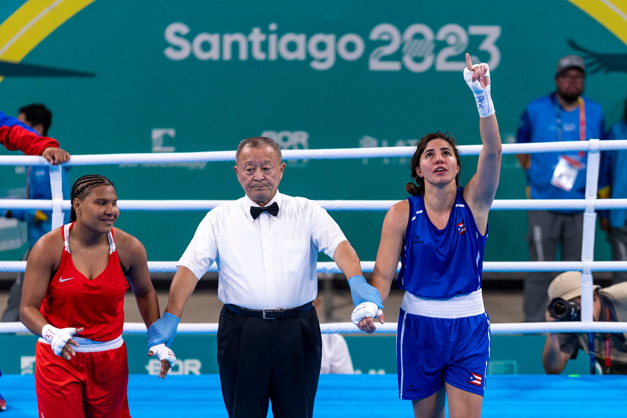 Stephanie Piñeiro levanta su mano al ser proclamada ganadora.
