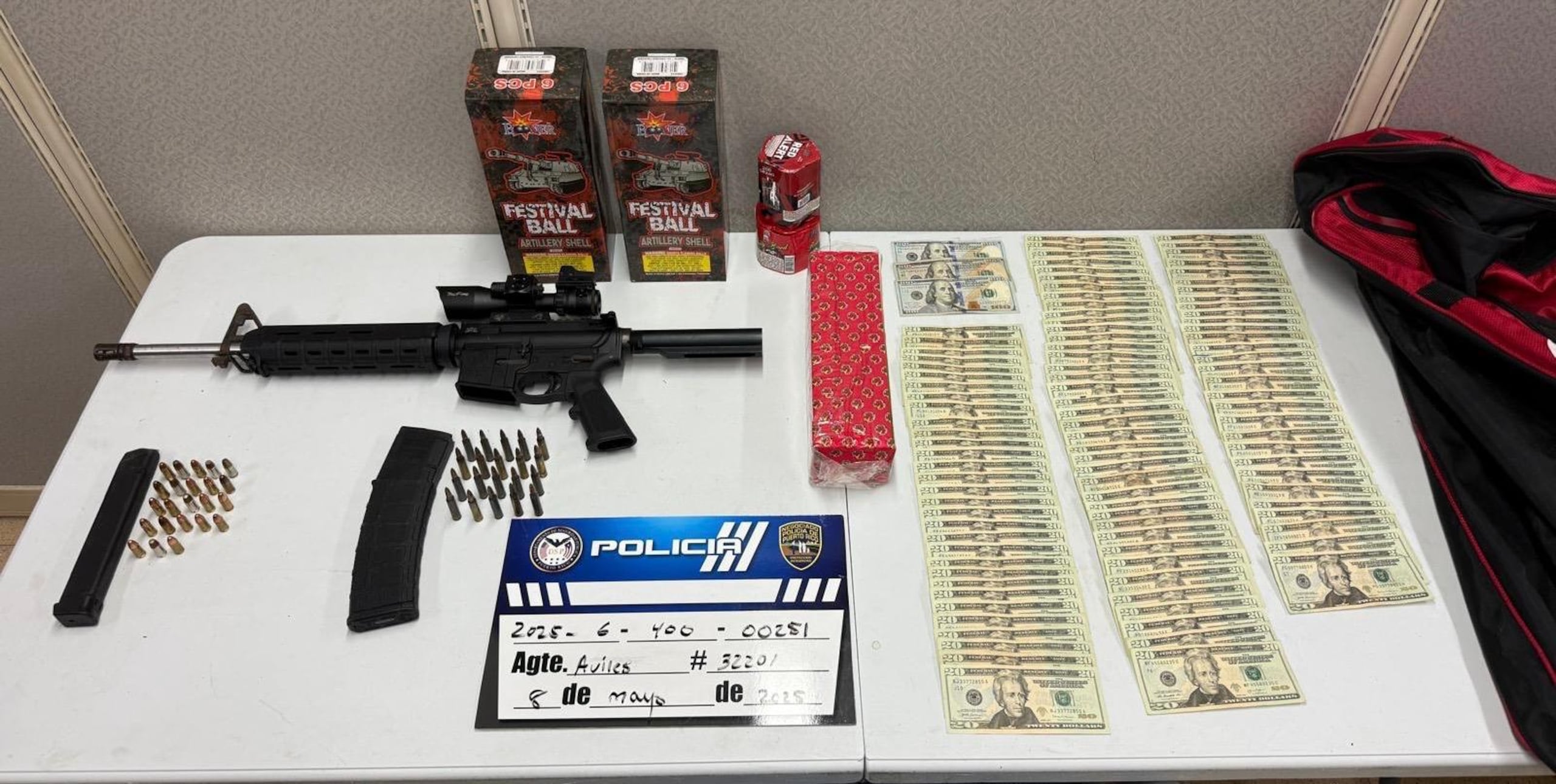 Durante la intervención, los agentes ocuparon un rifle, cargadores, municiones de rifle y pistola, pirotecnia y una cantidad no especificada de dinero en efectivo.