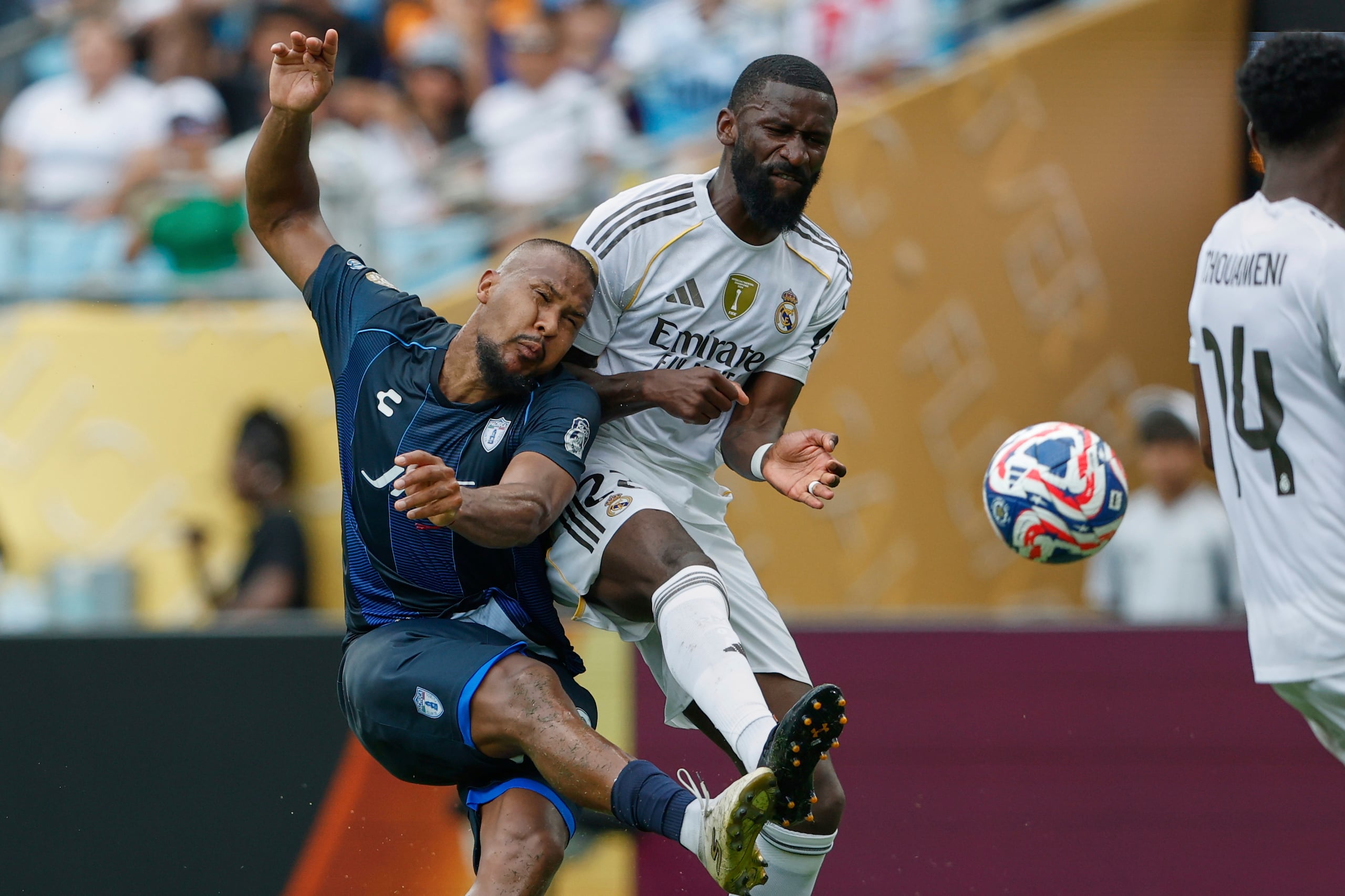 Salomon Rondon del Pachuca patea el balón mientras lo defiende Antonio Rudiger del Real Madrid en el encuentro del Grupo H de la Copa Mundial de Clubes.