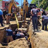 Rescatan operador de excavadora que quedó pillado con una roca en Cabo Rojo 