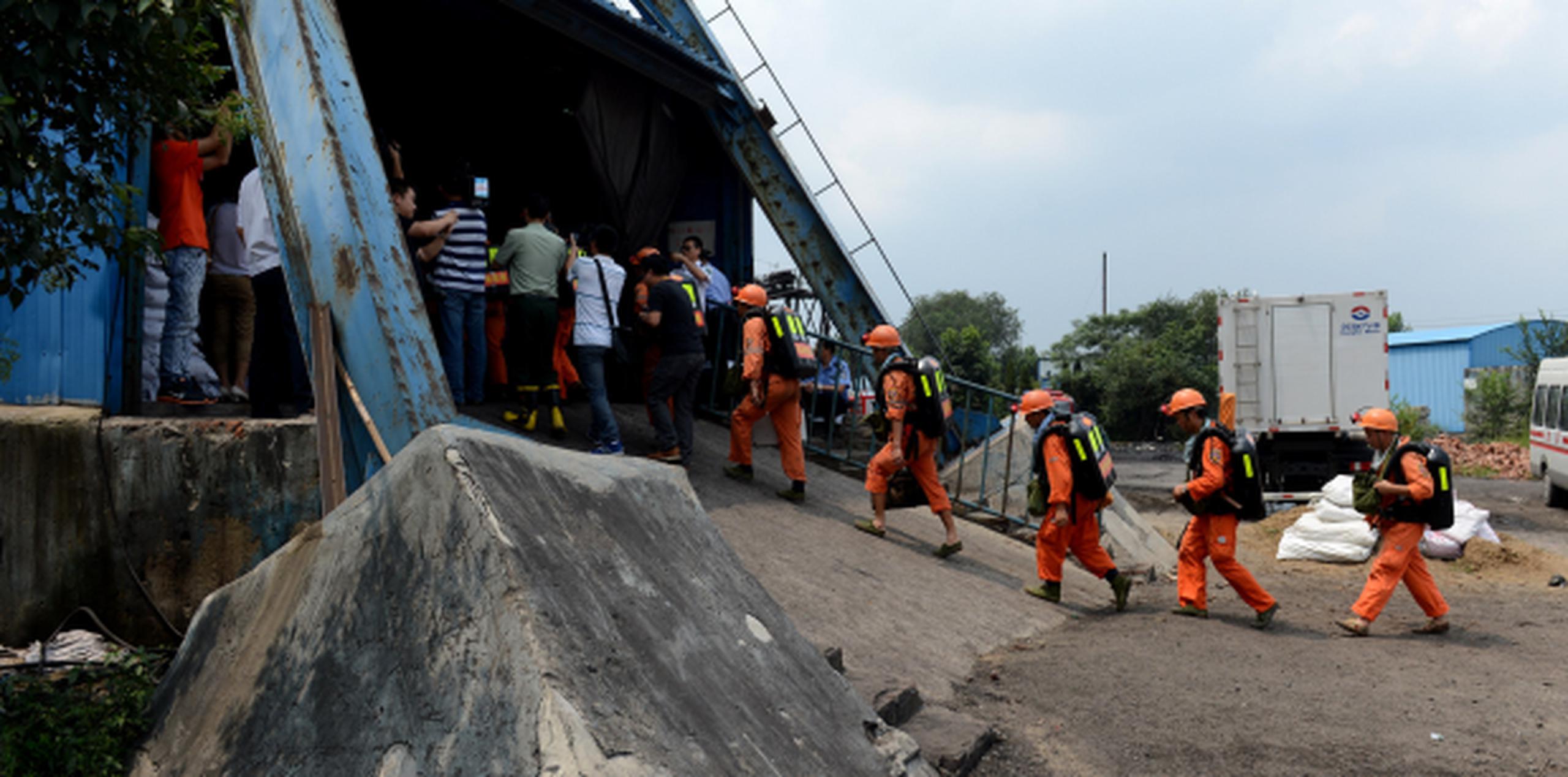 Las tareas de rescate siguen buscando a los 25 mineros que continúan atrapados dentro del pozo. (AP Foto/Zhang Duan)