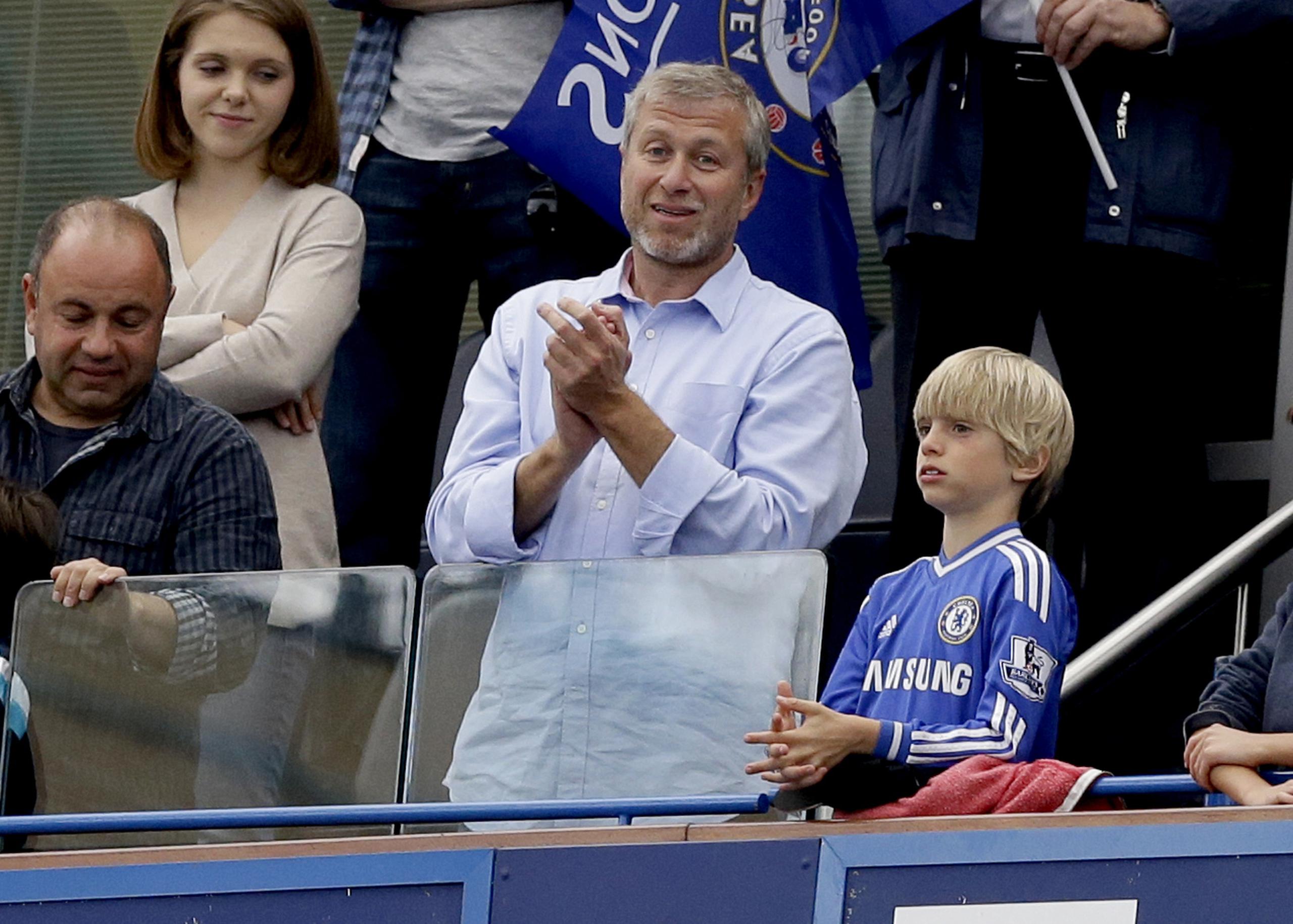 El propietario del Chelsea FC de la Liga Premier, el ruso Roman Abramovich, cedió el control del equipo el sábado luego de que el parlamento británico se lo solicitó.