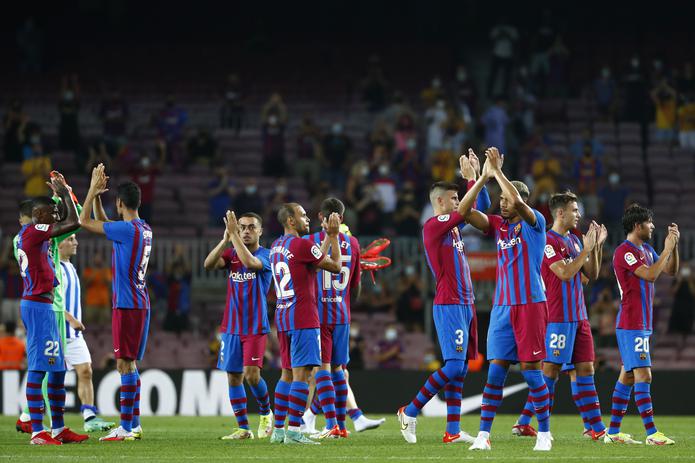 Jugadores del Barcelona aplauden a los aficionados al final del partido de La Liga ante la Real Sociedad en el Camp Nou de Barcelona, España, el domingo 15 de agosto de 2021. Barcelona ganó 4-2.