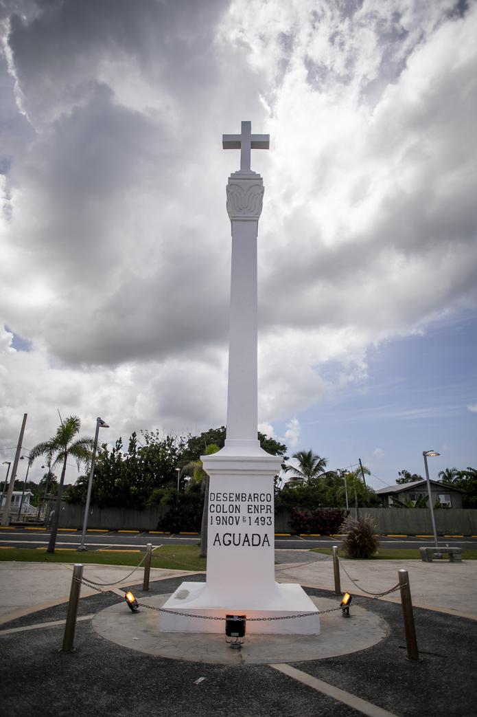 Plaza Cruz de Colón, en el barrio Guaniquilla, simboliza  el desembarco de Colón, la llegada del cristianismo  y el lugar donde operó el llamado Puerto de los Pozos de la Aguada.