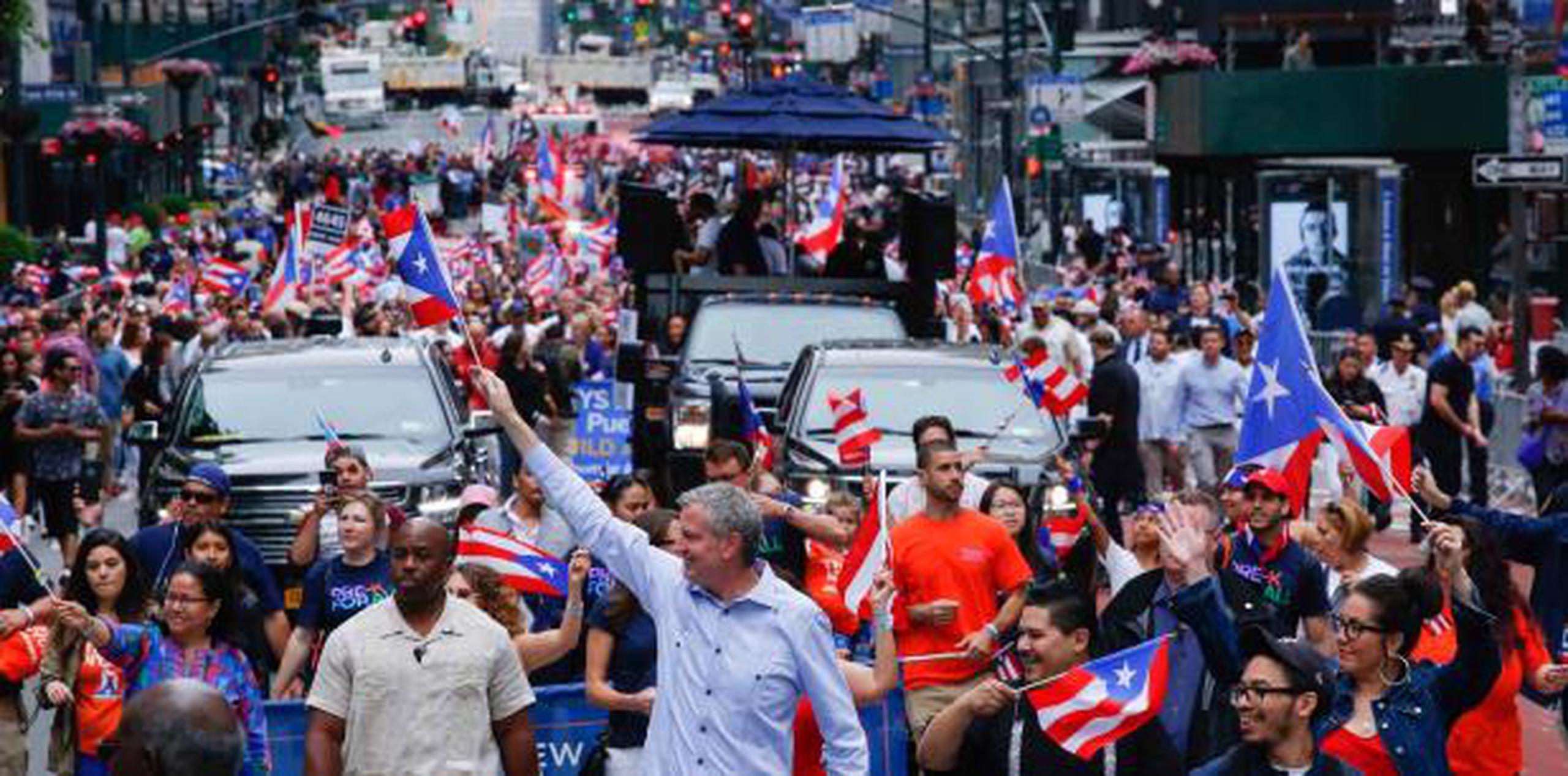 El alcalde de Nueva York, Bill de Blassio, participa en el desfile anual de orgullo puertorriqueño. (EFE)