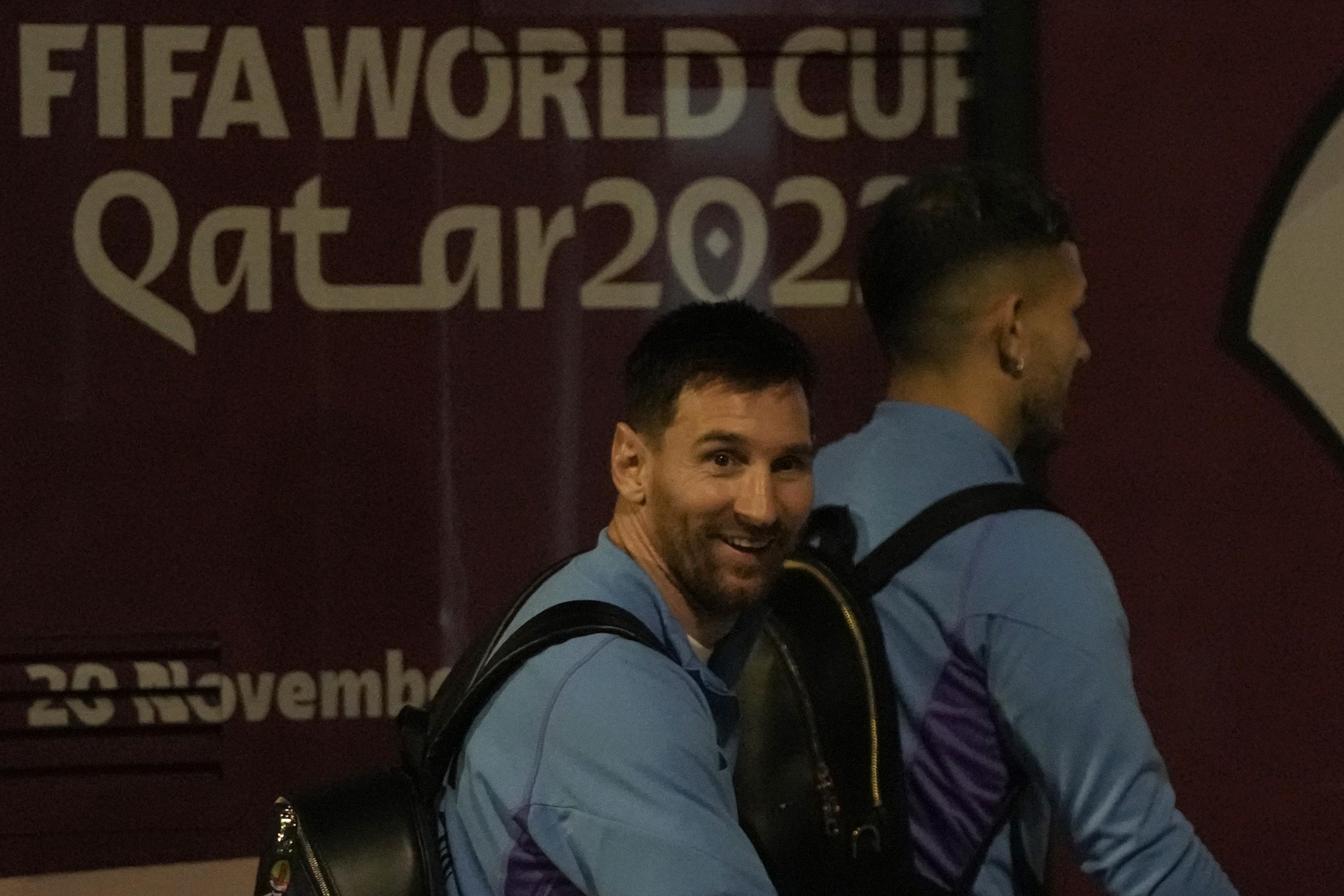 El delantero argentino Lionel Messi aparece aquí al llegar al aeropuerto internacional de Hamad en Doha, Qatar, el jueves 17 de noviembre de 2022, previo al Mundial.
