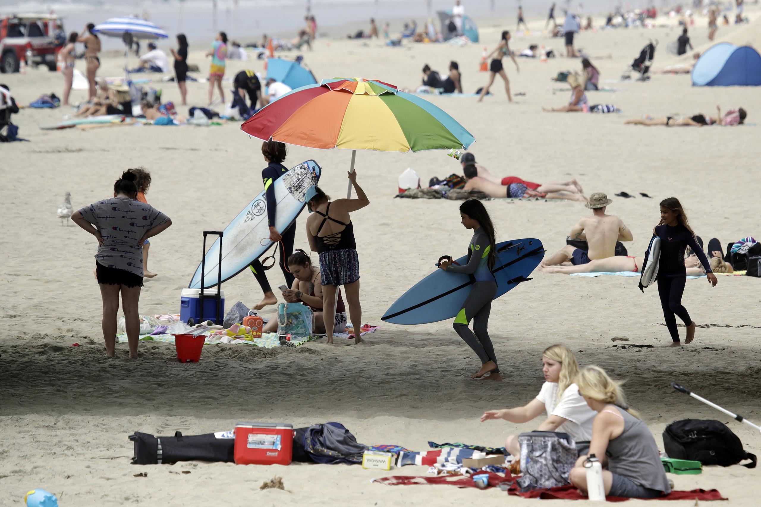 Aunque el estado de California es uno de los que ha mantenido sus medidas de control, la gente decidió salir a disfrutar de las playas. (AP)