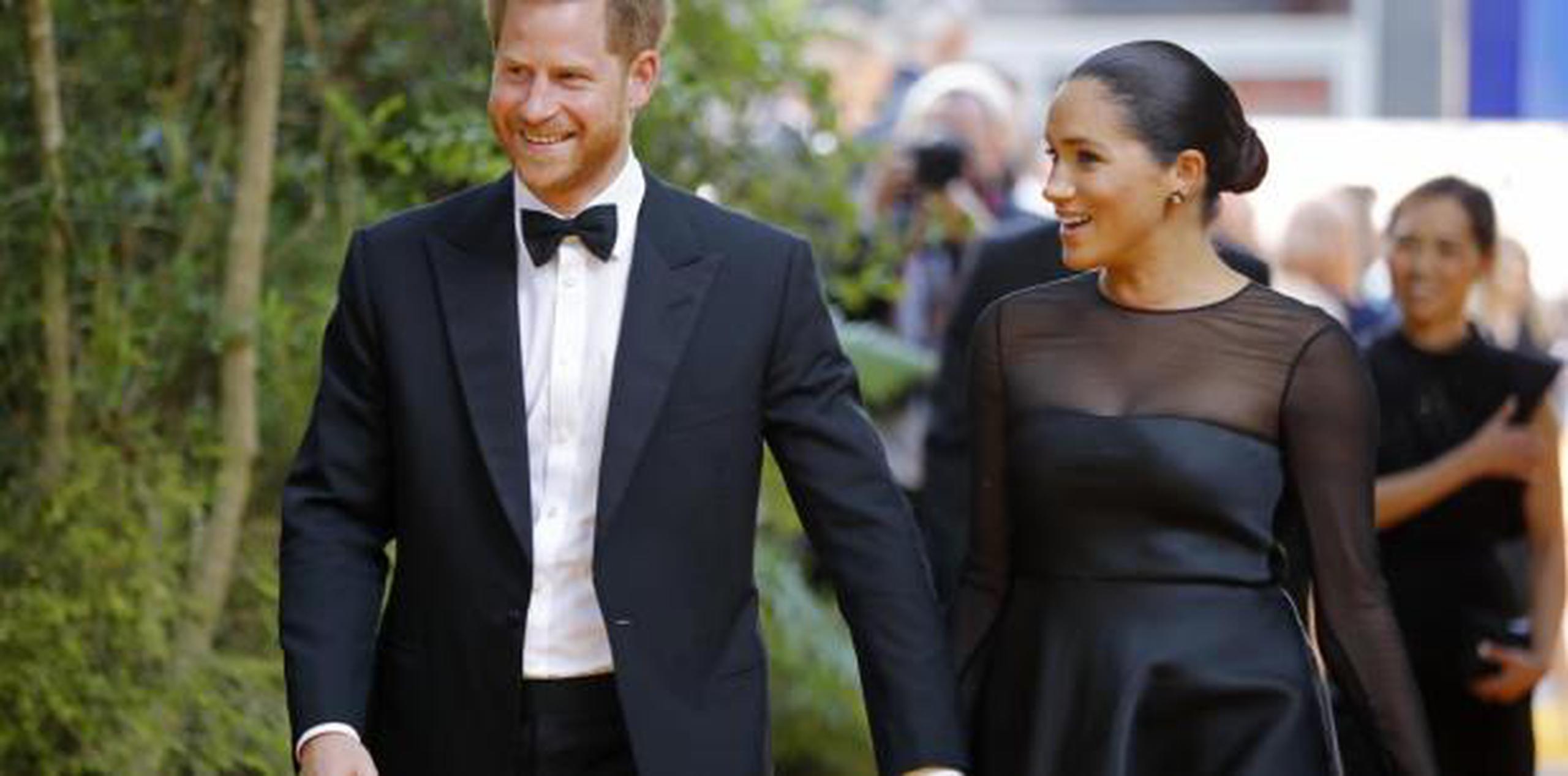 La duquesa de Sussex lució un vestido negro con detalles de transparencias. (AP)
