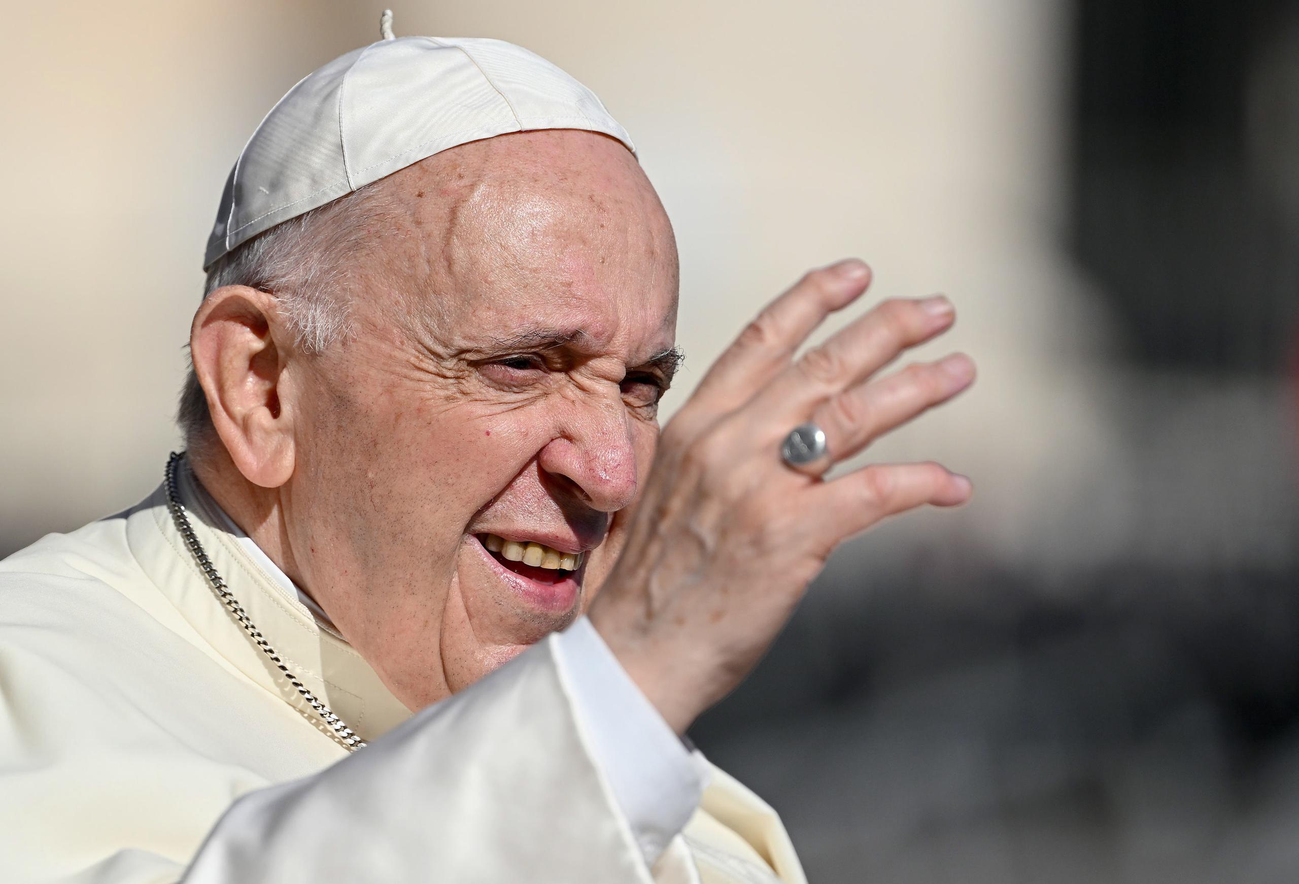 En su juventud, al papa Francisco se le extirpó parte de un pulmón por una infección respiratoria y en 2021 le sacaron un trozo de colon por una inflamación intestinal.