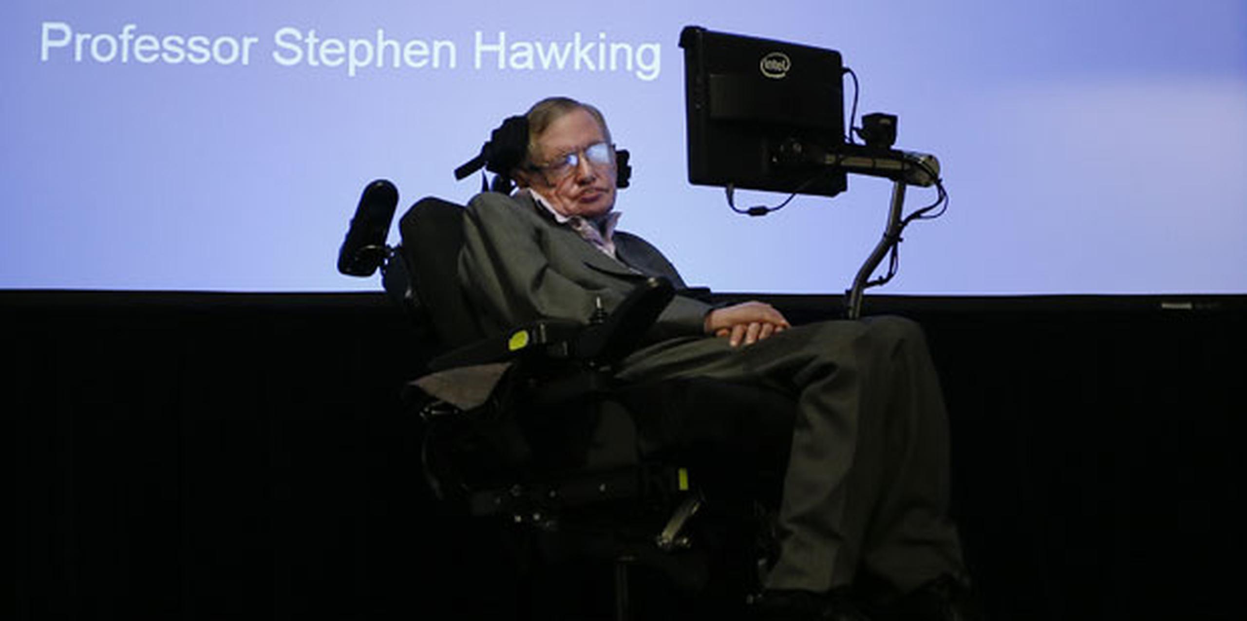 Hawking, que sufría desde los 21 años una enfermedad neurodegenerativa que le postró en una silla de ruedas, será enterrado cerca de figuras de la historia de la ciencia como Newton. (Archivo)