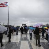 Decenas de trabajadores se manifiestan bajo la lluvia frente al Capitolio