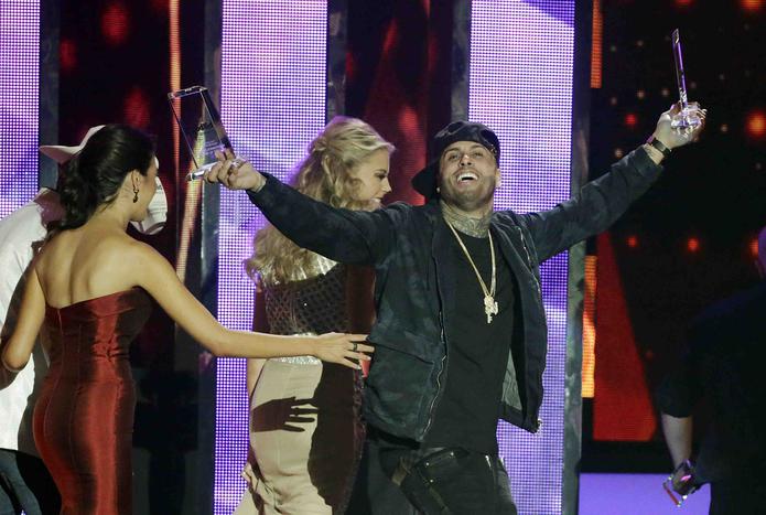 Nicky Jam, cantante urbano de origen boricua y dominicano ganó el galardón de artista del año en el apartado de canciones de estilo Latin Rhythm. (AP /Wilfredo Lee)
