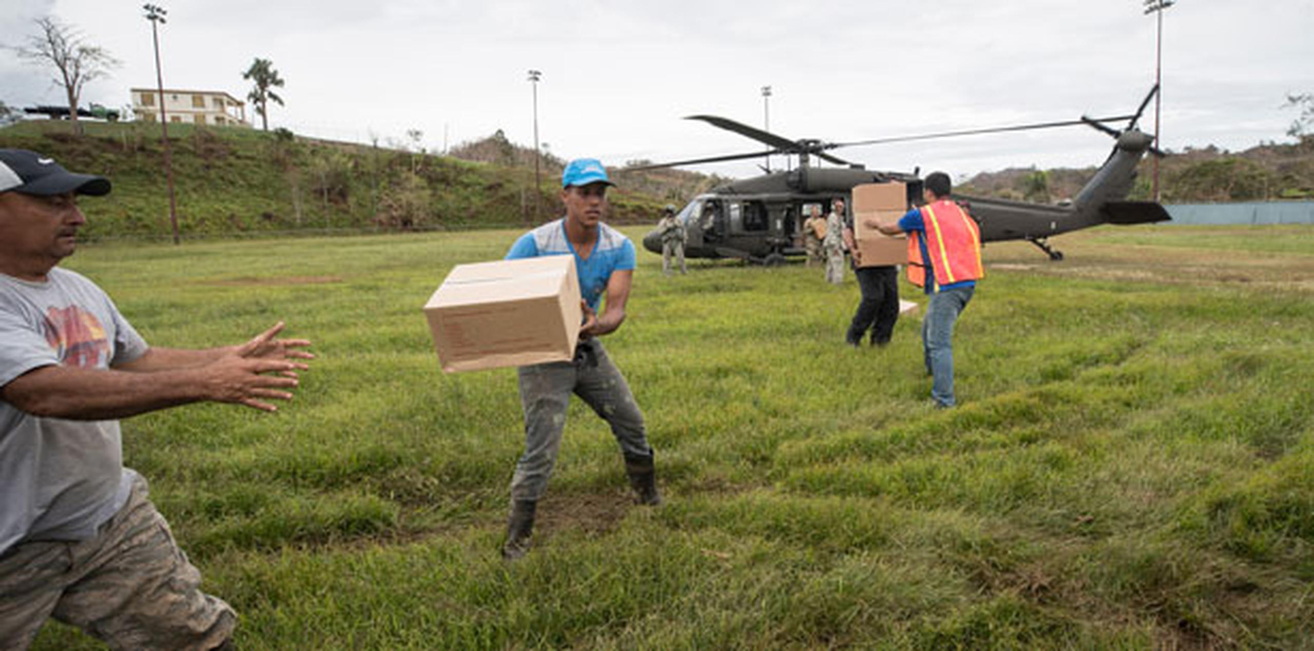 Hasta el momento FEMA, que dispone de 1,400 efectivos en la isla ayudando en la emergencia del huracán María, ha entregado millones de comidas y de litros de agua.  (Foto por Jorge A Ramirez Portela)