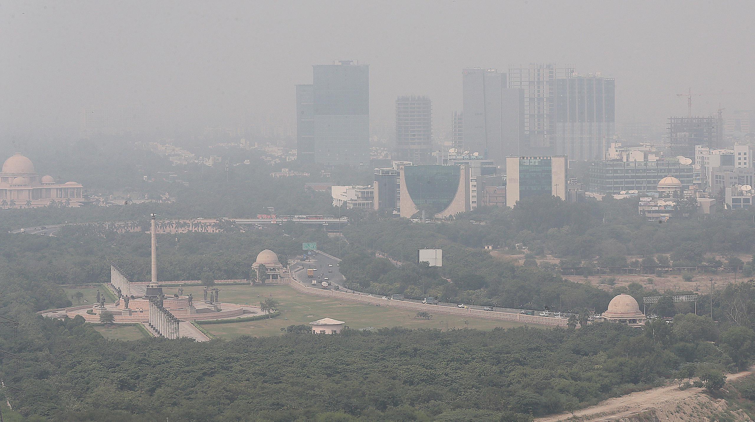 El aire comenzó a volverse más tóxico tan pronto como las fábricas de Nueva Delhi y de sus alrededores abrieron con el inicio de la desescalada en junio y a ello se sumó, a finales de septiembre, la época de quema de rastrojos por parte de los agricultores.